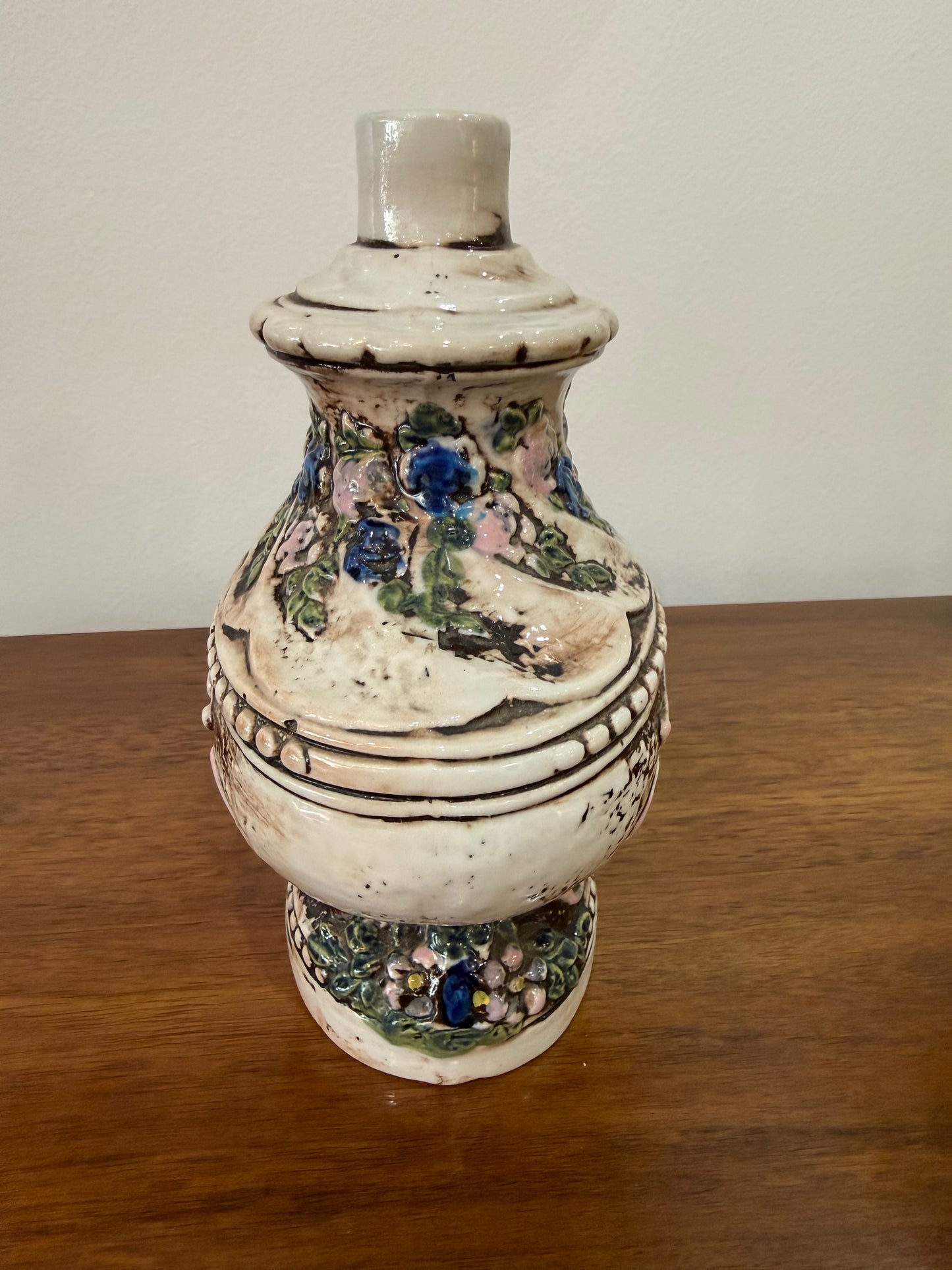 Vase / aiguière en céramique barbotine à décor angelot et fleurs en relief – Cachet sous base – H. 19 cm