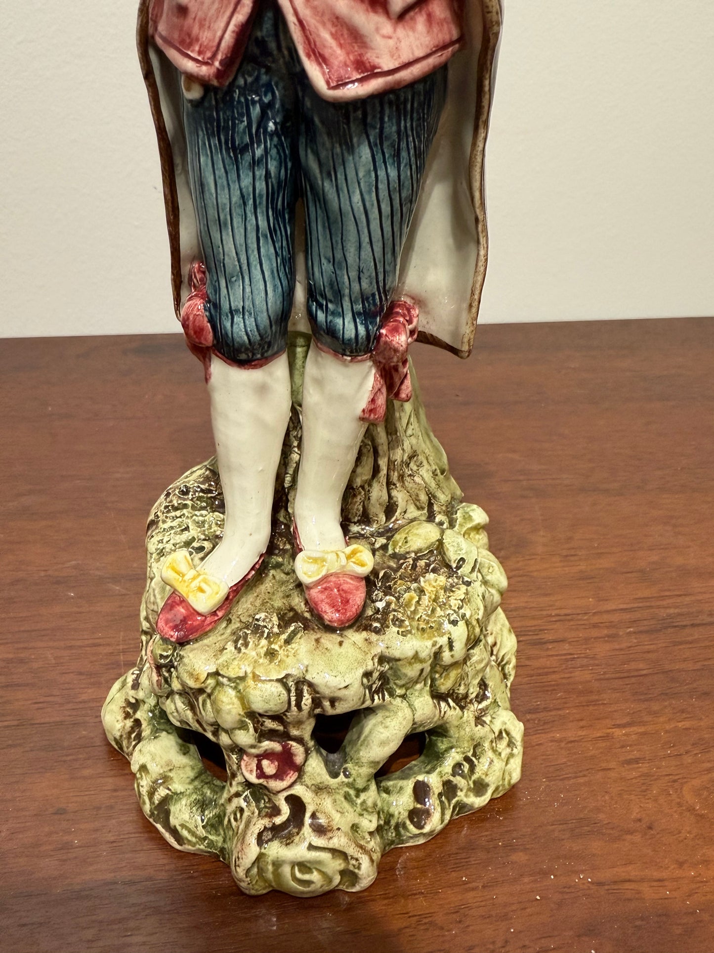 Statuette en Porcelaine d’Art - Personnage en Costume d’Époque (XIXe siècle)