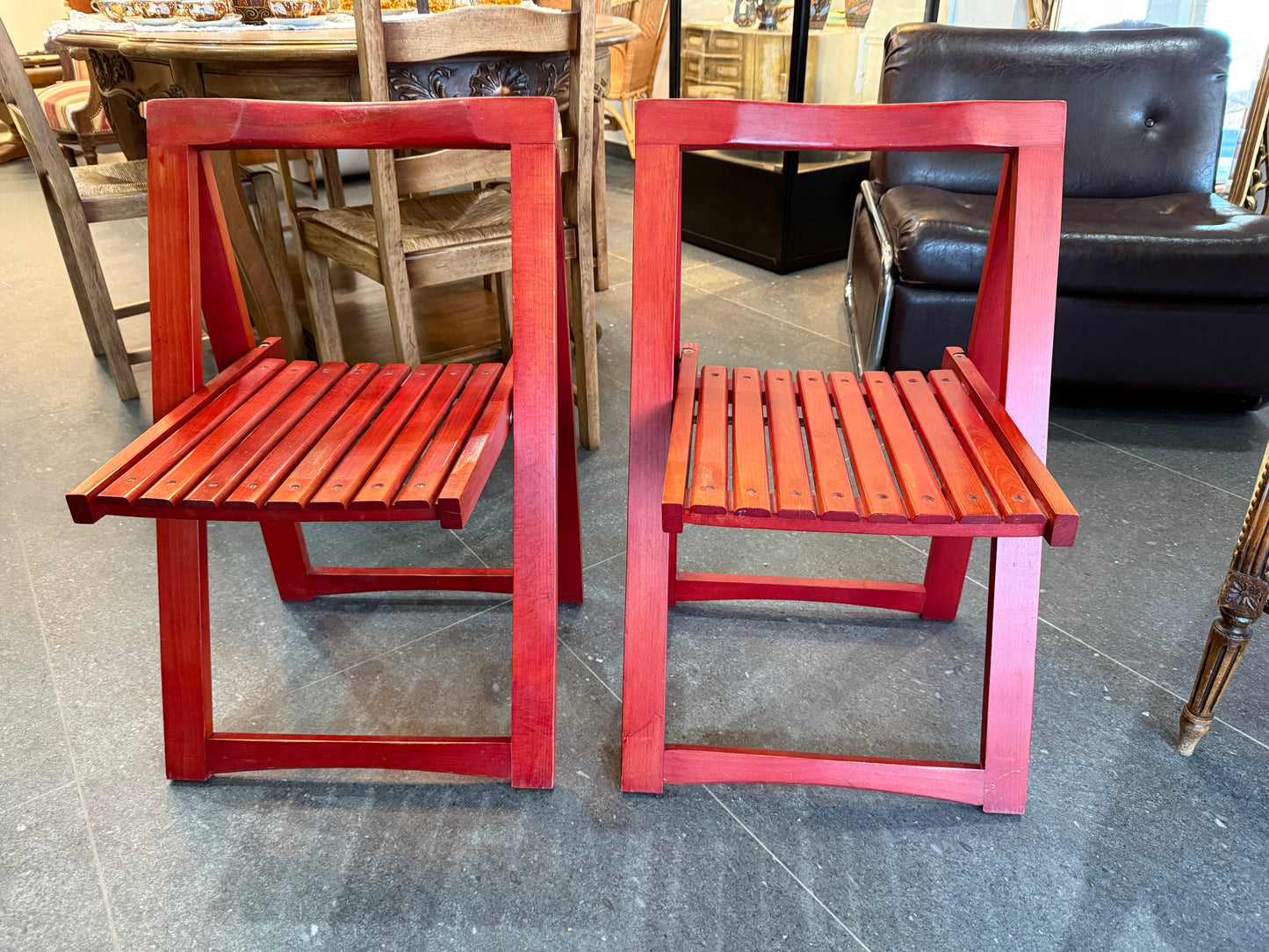 Lot de deux chaises pliantes en bois laqué rouge – Travail artisanal – Années 1980