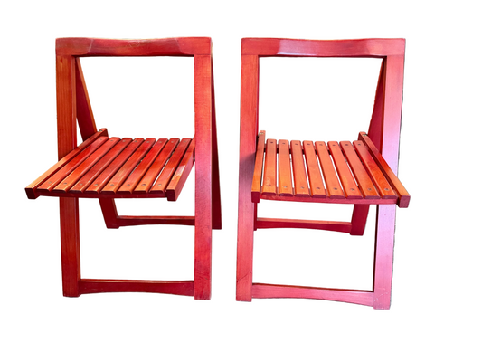 Lot de deux chaises pliantes en bois laqué rouge – Travail artisanal – Années 1980