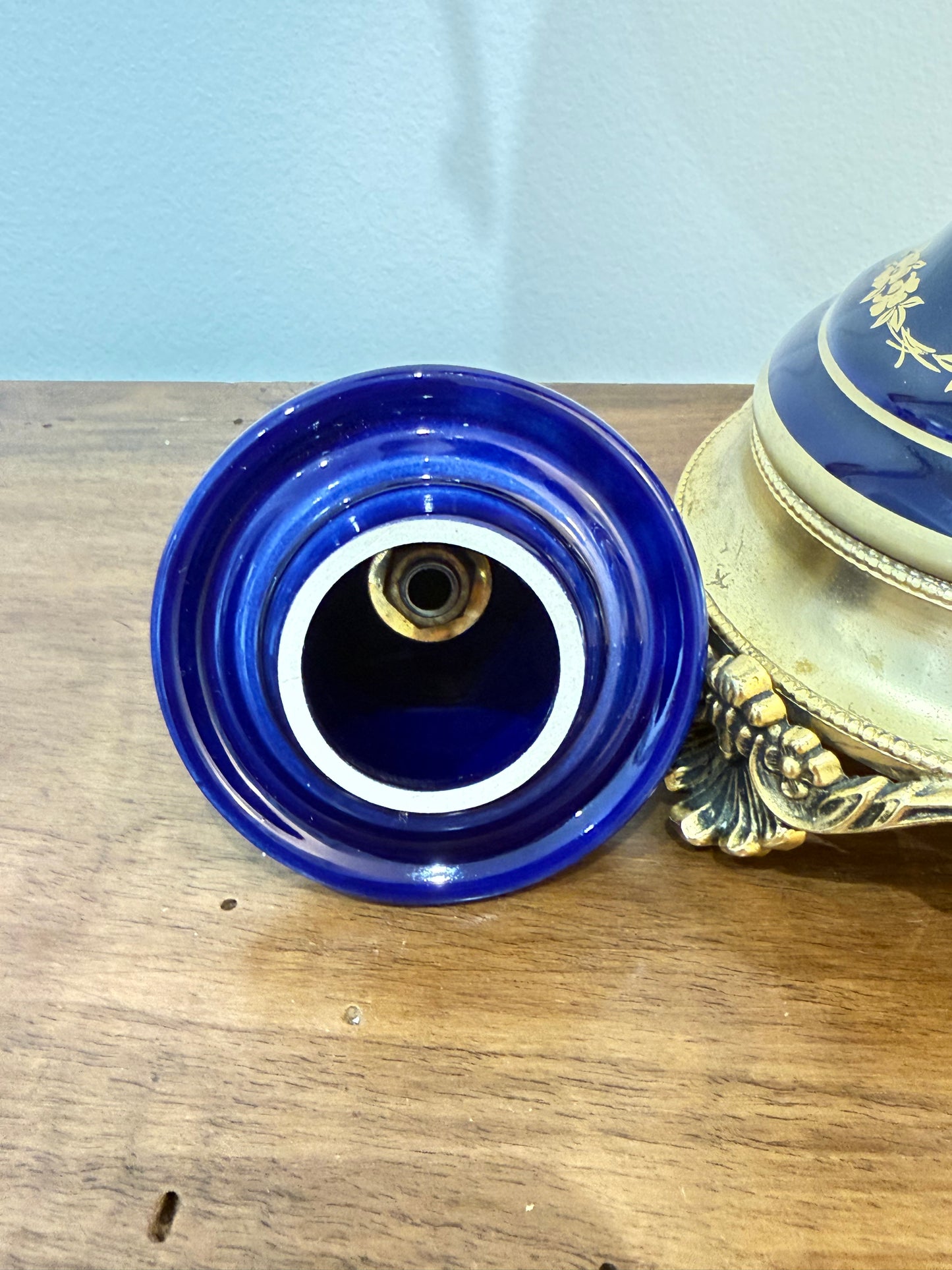 Grand vase couvert en porcelaine bleu cobalt de style Sèvres – Décor romantique – 47 cm