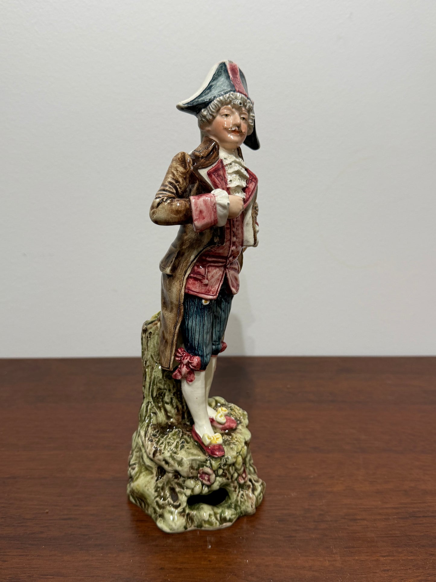 Statuette en Porcelaine d’Art - Personnage en Costume d’Époque (XIXe siècle)