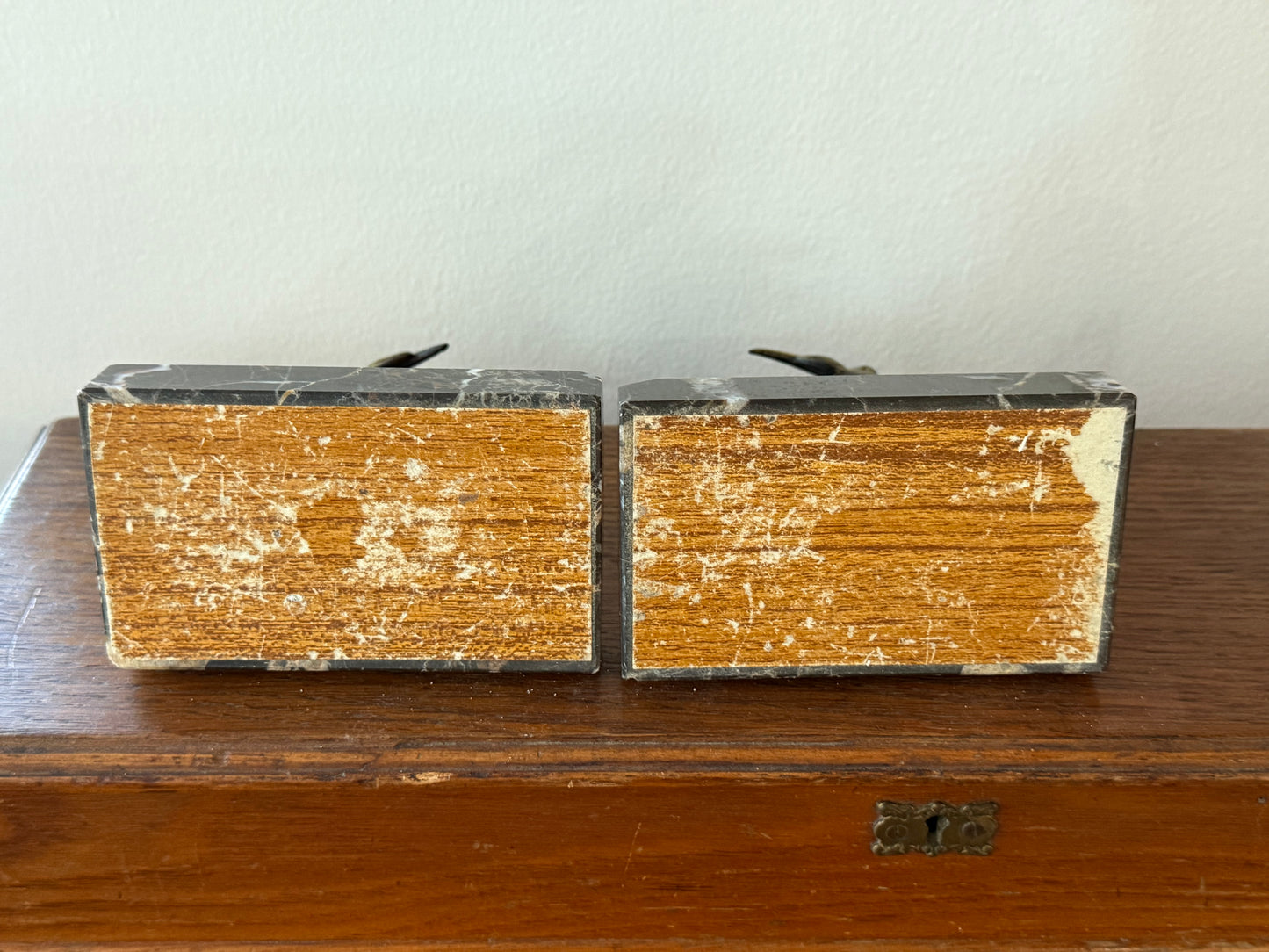 Paire de serre-livres / sculptures Art déco – Antilopes en bronze sur socle en marbre