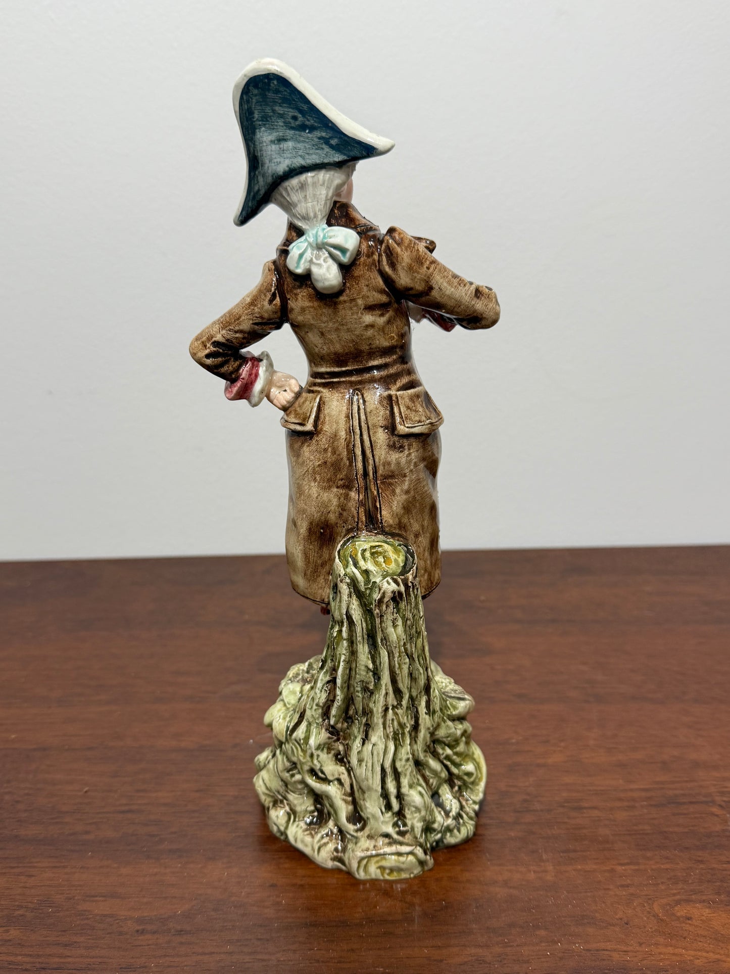 Statuette en Porcelaine d’Art - Personnage en Costume d’Époque (XIXe siècle)