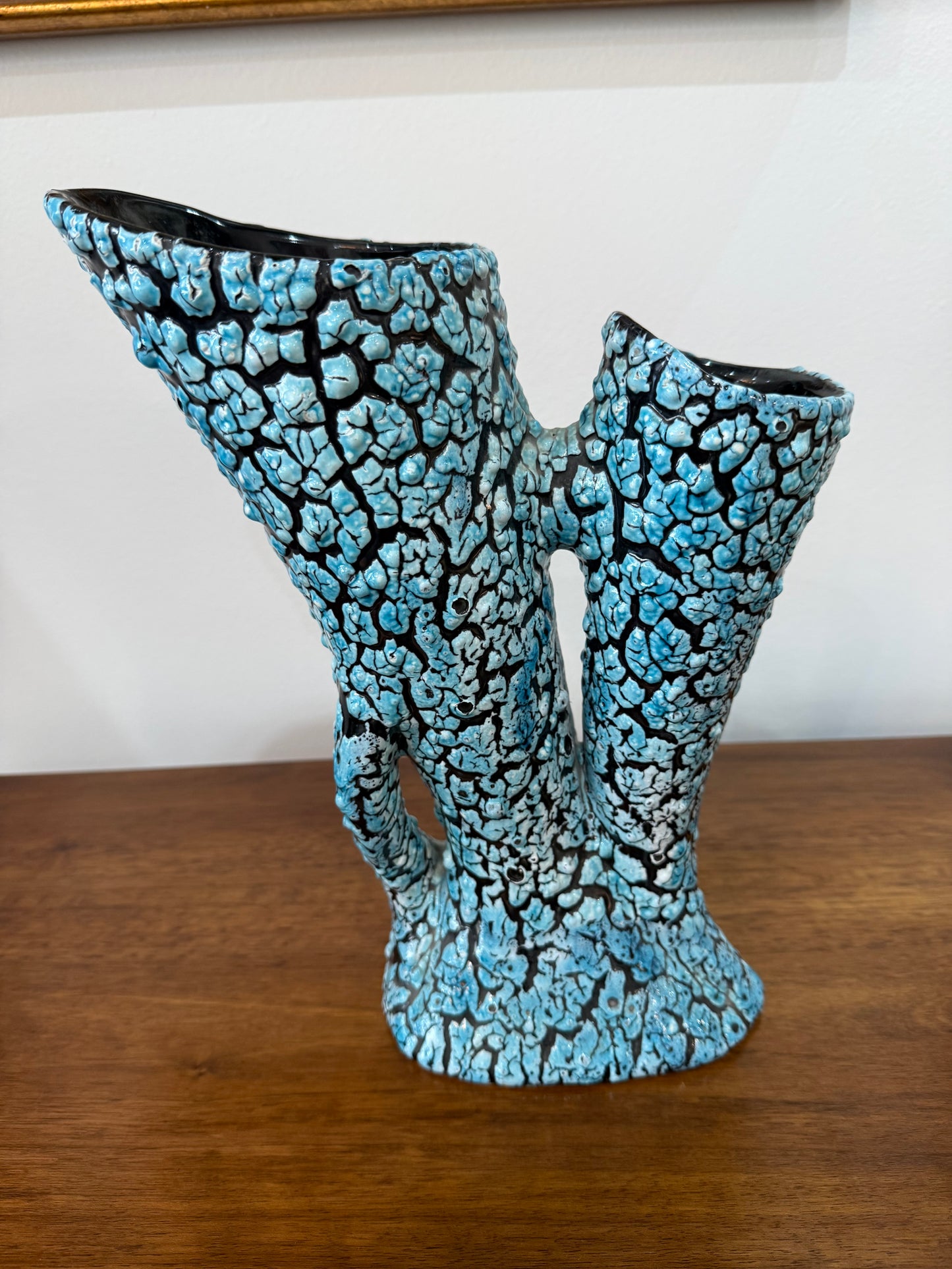Grand vase sculptural céramique émaillée texturée bleu turquoise et noir – Double cornet – H. 31 cm