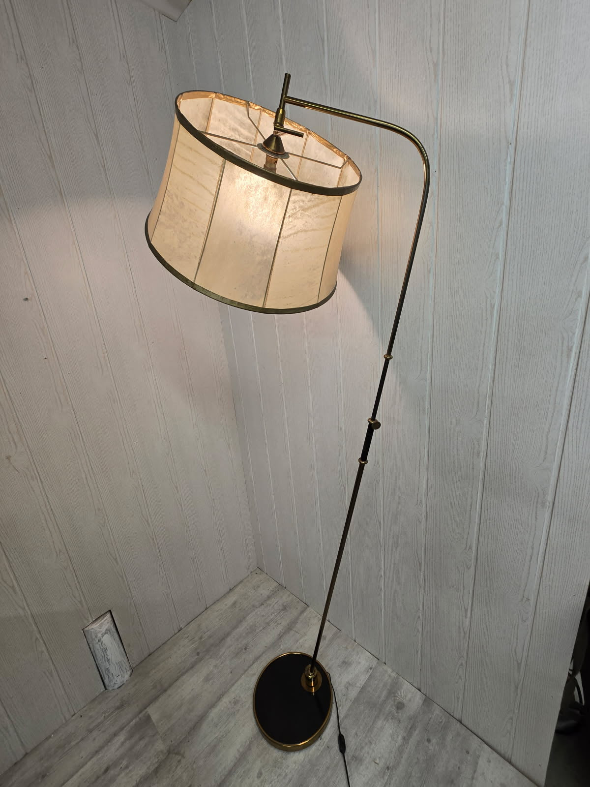 Lampadaire pendulaire Maison Lunel – Années 50 – Abat-jour en vessie de porc