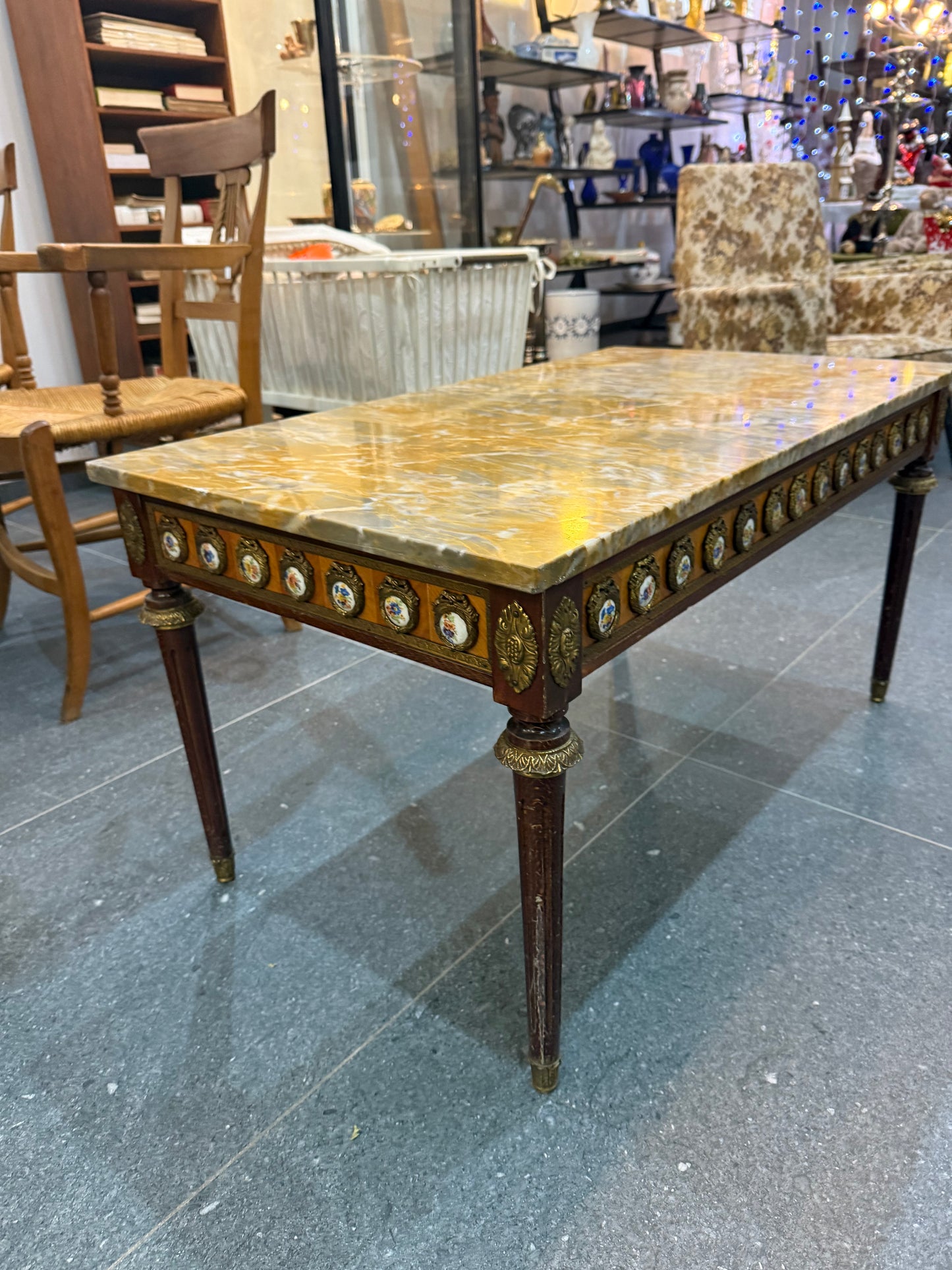 Table basse de style Louis XVI à dessus de marbre et médaillons en porcelaine - bronze