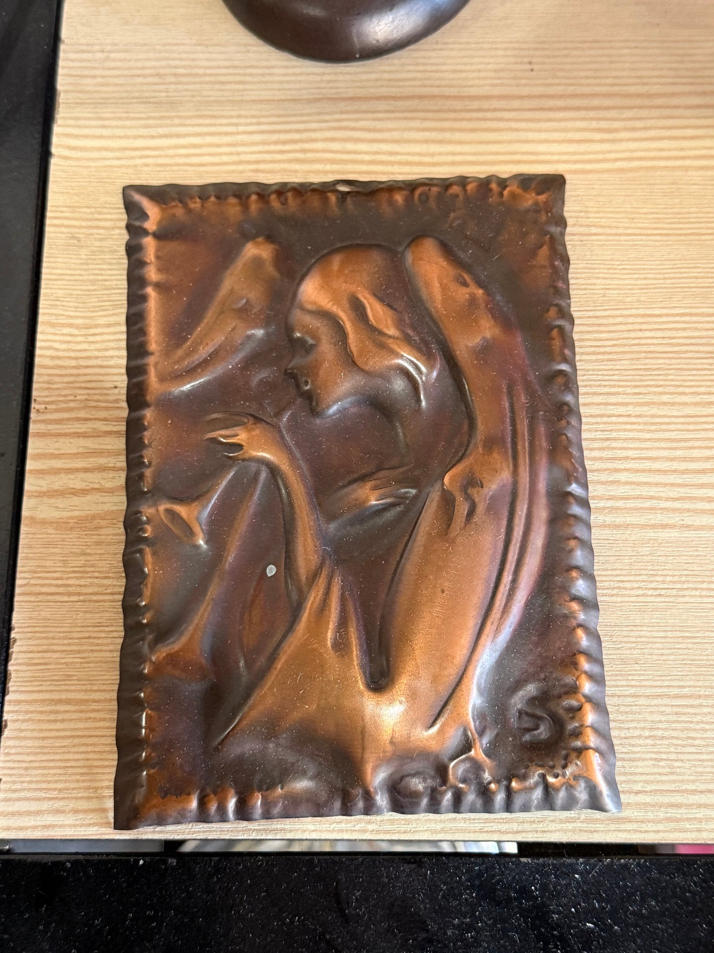 Plaque murale en cuivre repoussé – Laurana, Italie – Figure féminine Art Nouveau