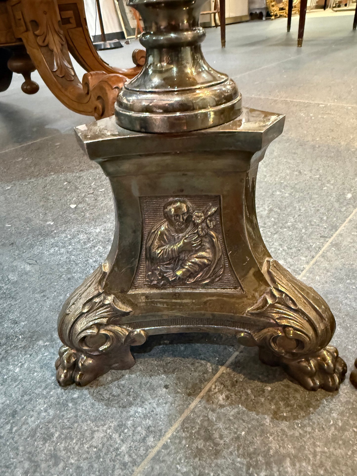 Paire de grands bougeoirs en métal argenté – Style classique – XXe siècle