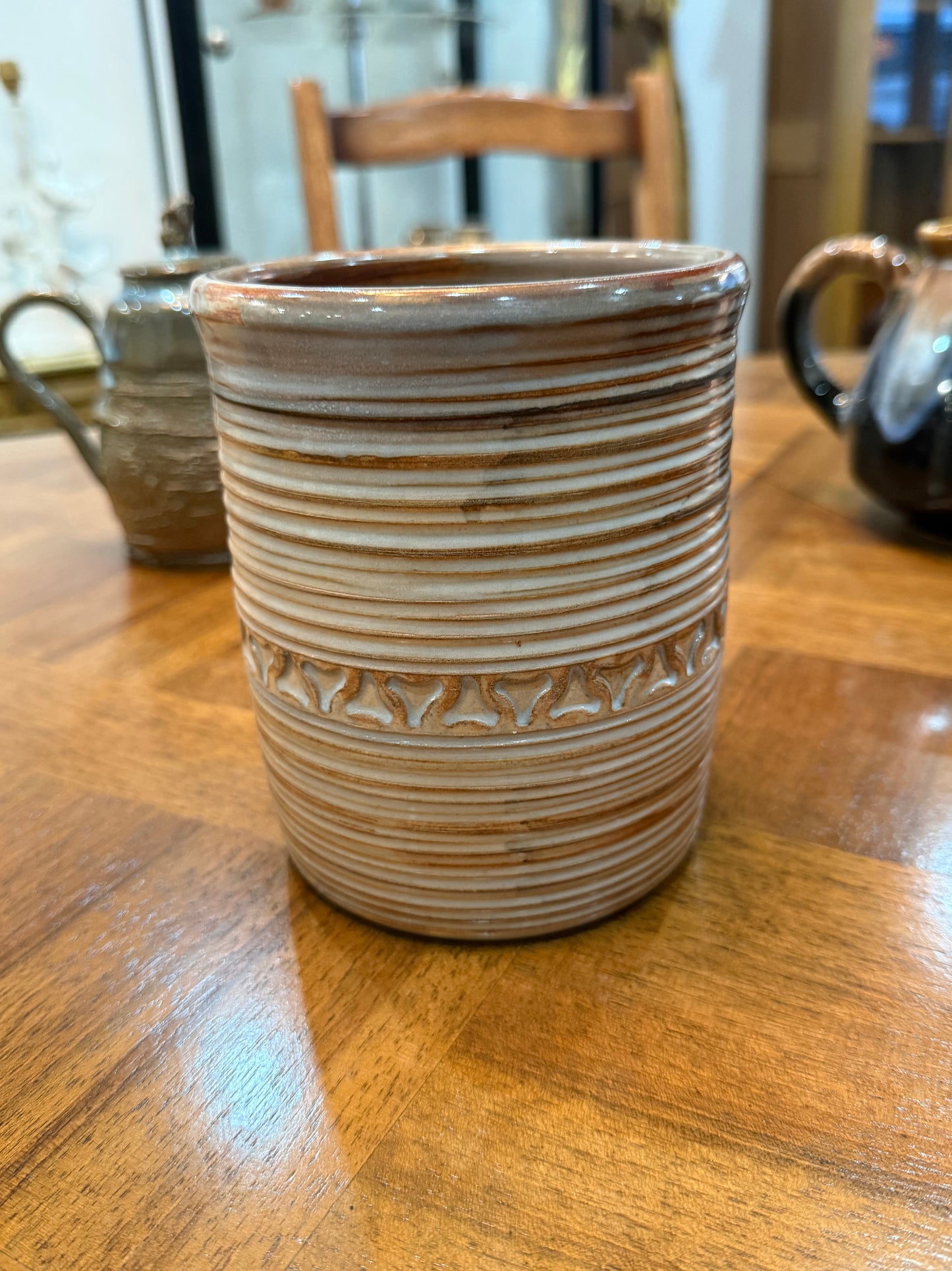 Pot cylindrique en grès émaillé tourné strié signé – Artisan potier