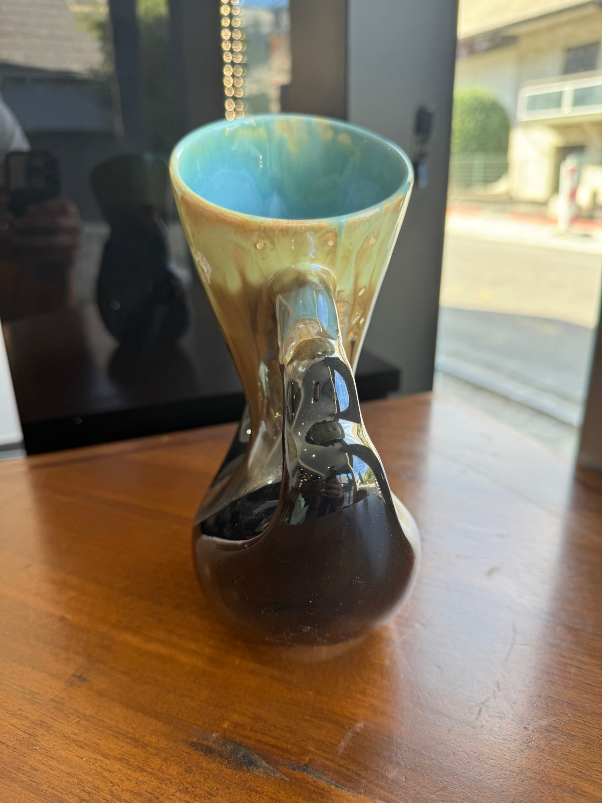 Vase sculpture céramique vintage à anses ajourées – Émail flammé vert & noir (c. 1950–1960, Numéroté 343)