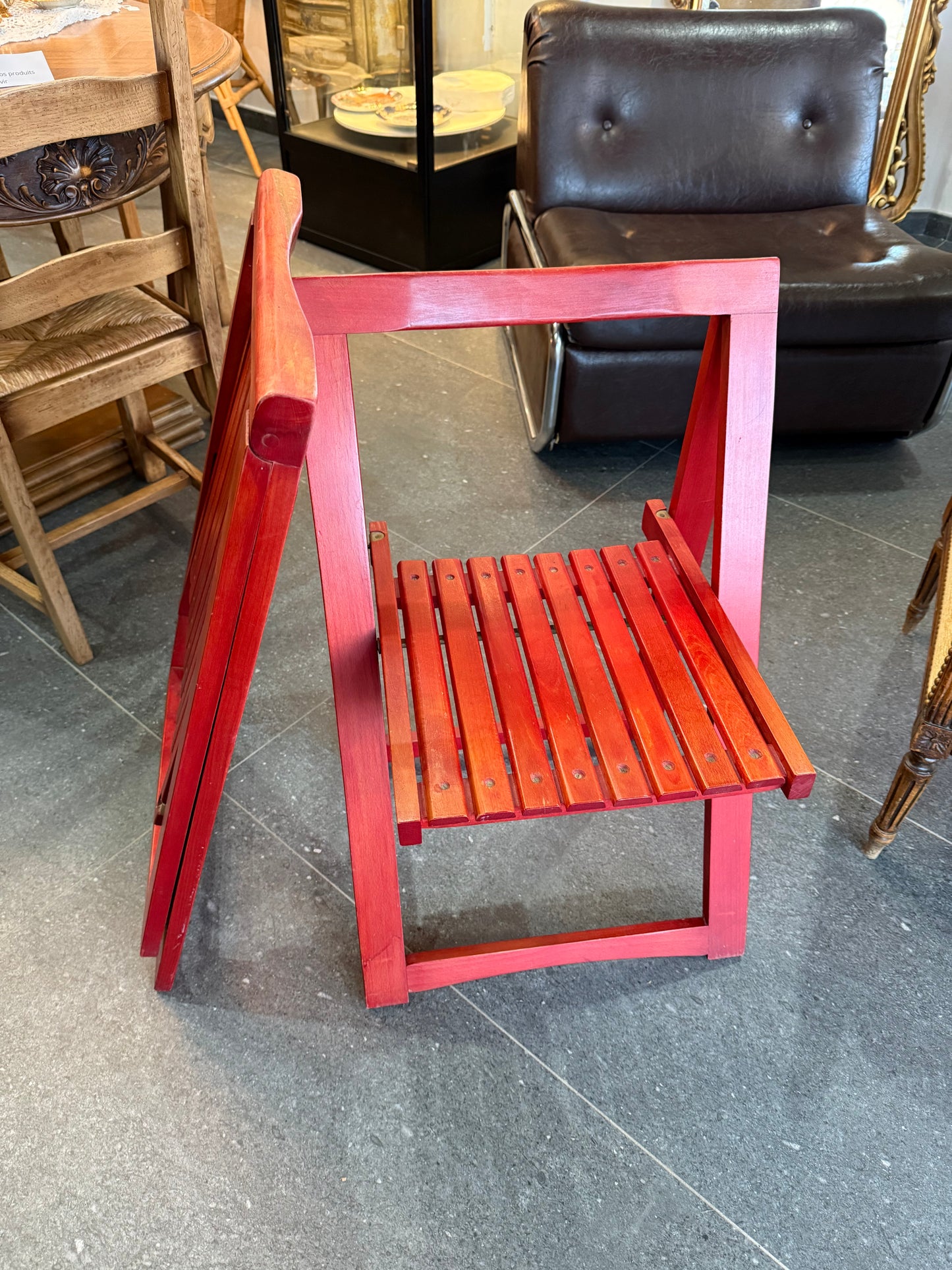 Lot de deux chaises pliantes en bois laqué rouge – Travail artisanal – Années 1980