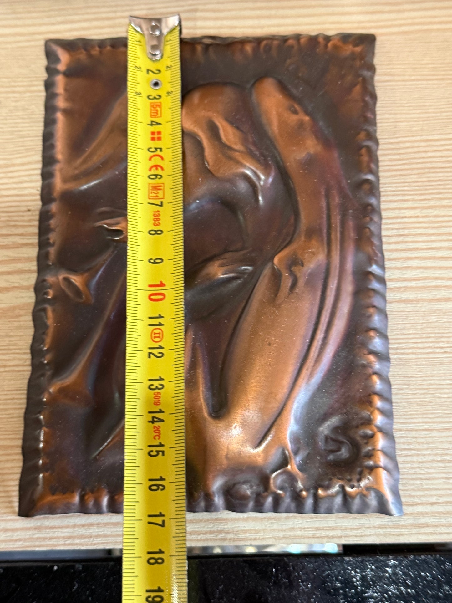 Plaque murale en cuivre repoussé – Laurana, Italie – Figure féminine Art Nouveau