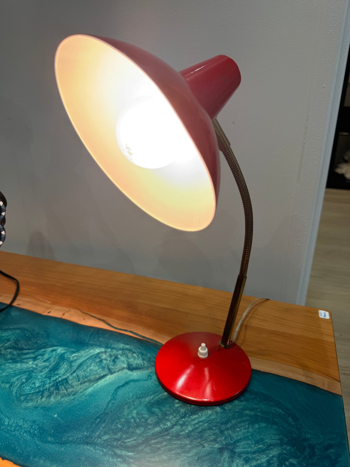 Lampe de bureau vintage Aluminor rouge – Design années 70