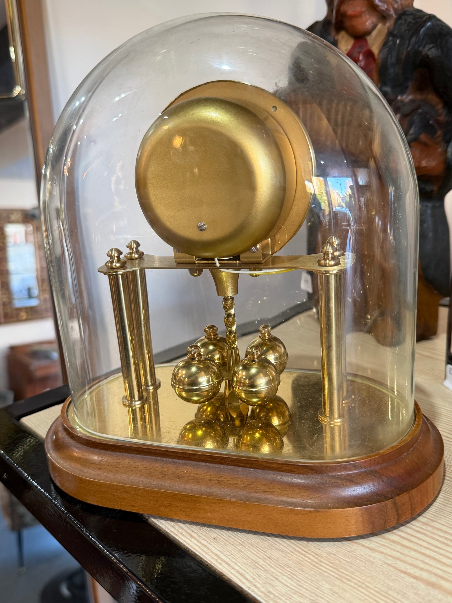 Horloge Schatz sous globe en verre – Balancier rotatif – Années 1980