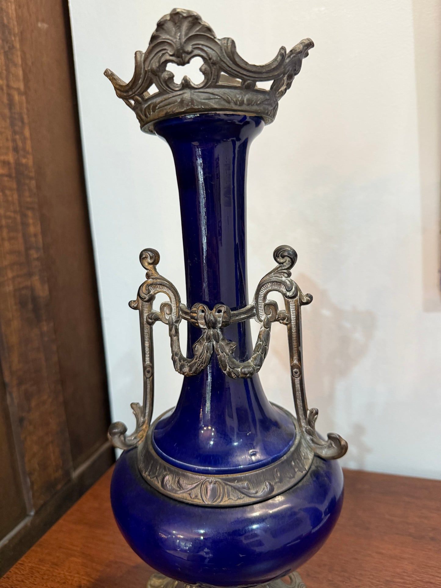 Vase ancien en verre bleu cobalt et monture bronze – Style Napoléon III – H40 cm