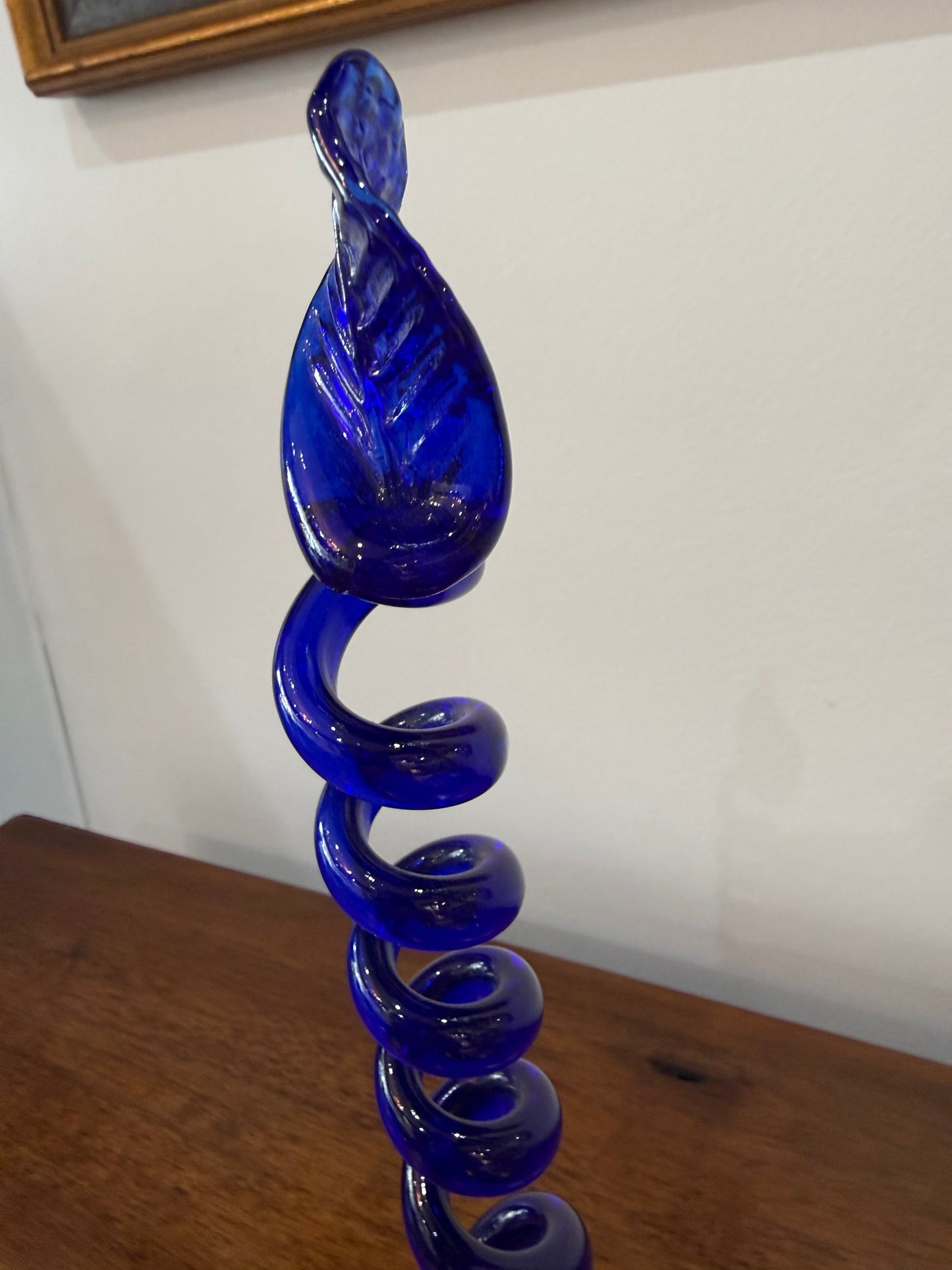 Sculpture / Soliflore en verre soufflé bleu cobalt signé – Travail artistique vintage – H. 32 cm