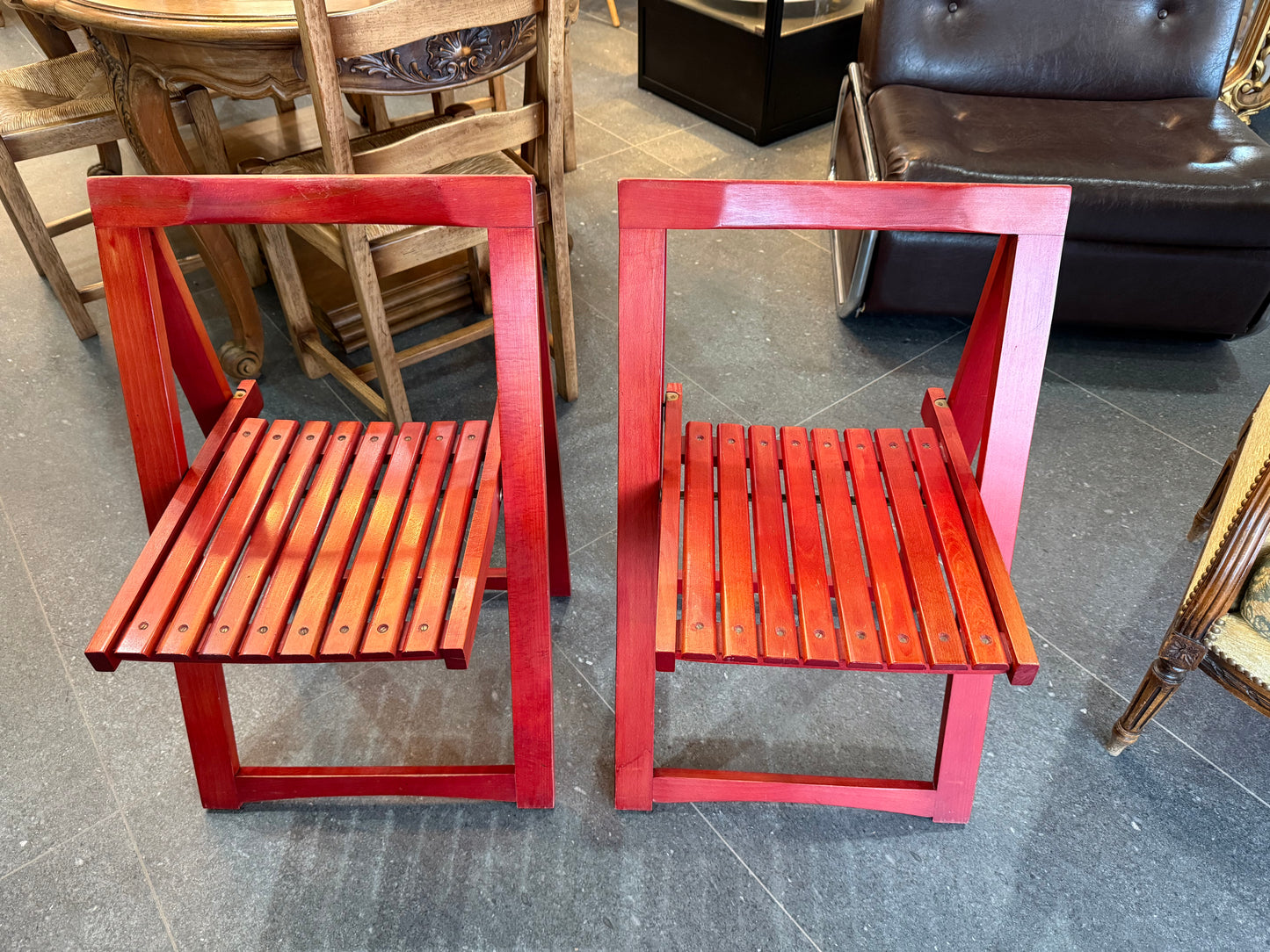 Lot de deux chaises pliantes en bois laqué rouge – Travail artisanal – Années 1980