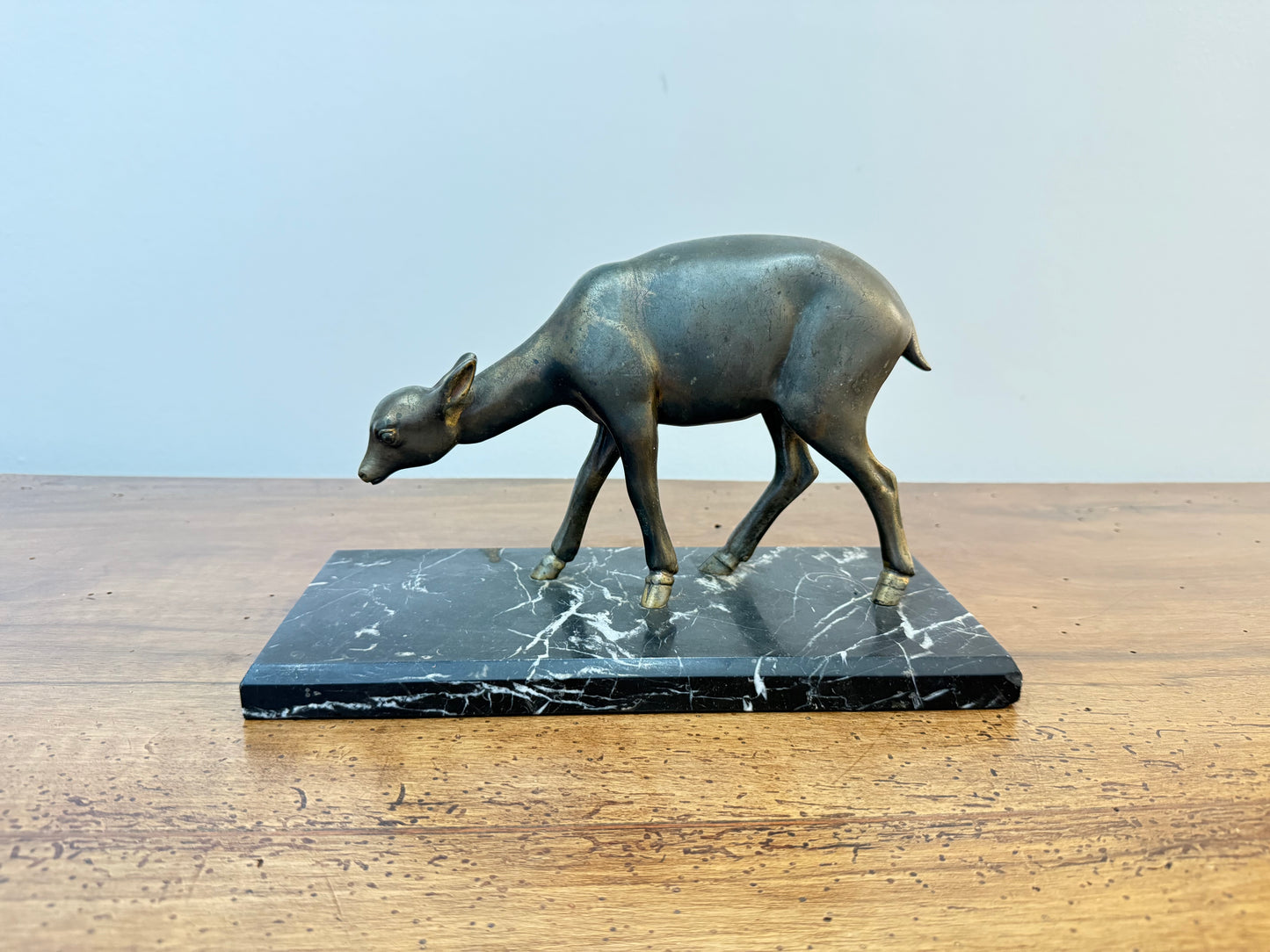 Statue Art Déco en régule représentant un faon sur socle en marbre noir