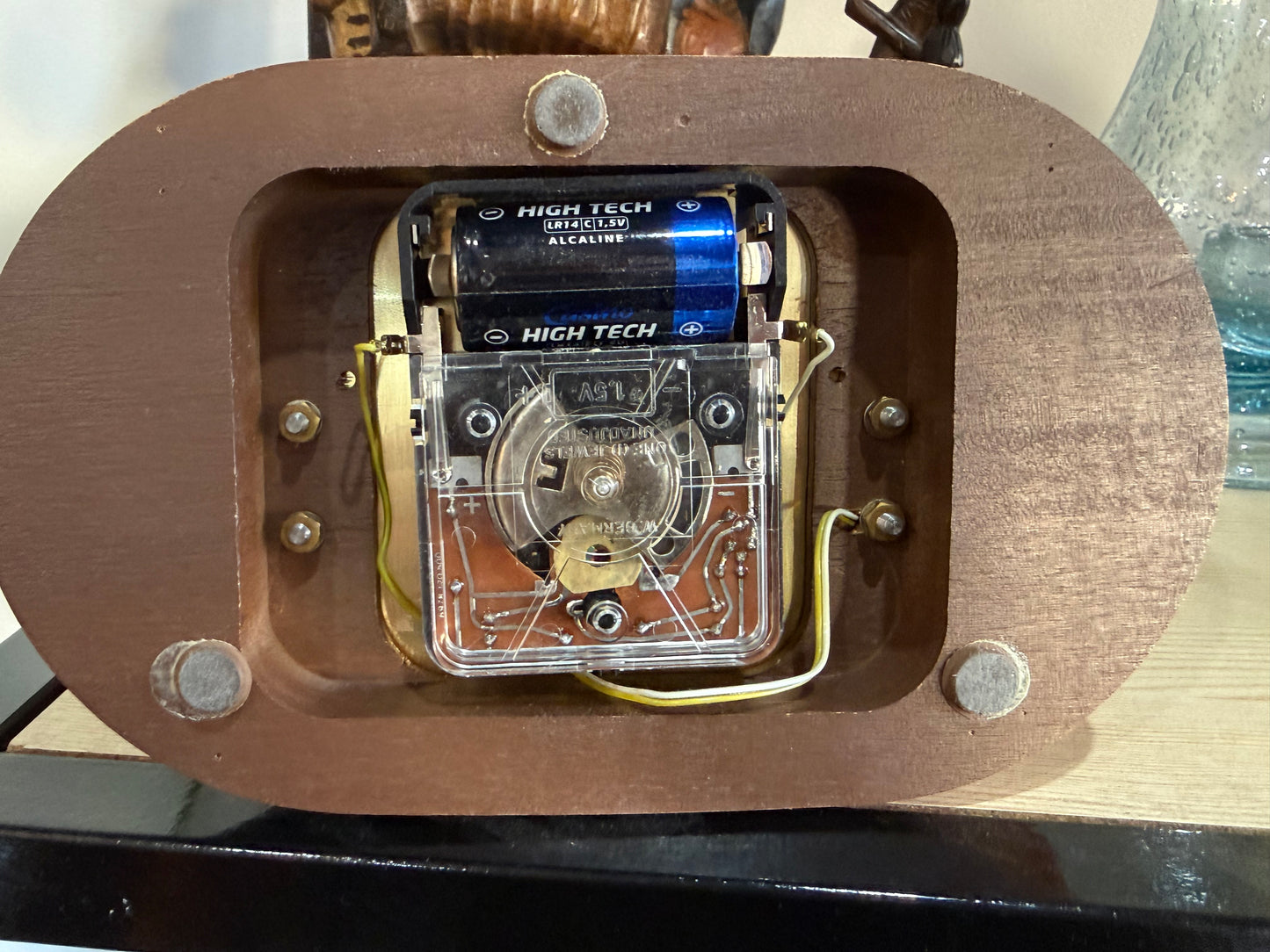 Horloge Schatz sous globe en verre – Balancier rotatif – Années 1980