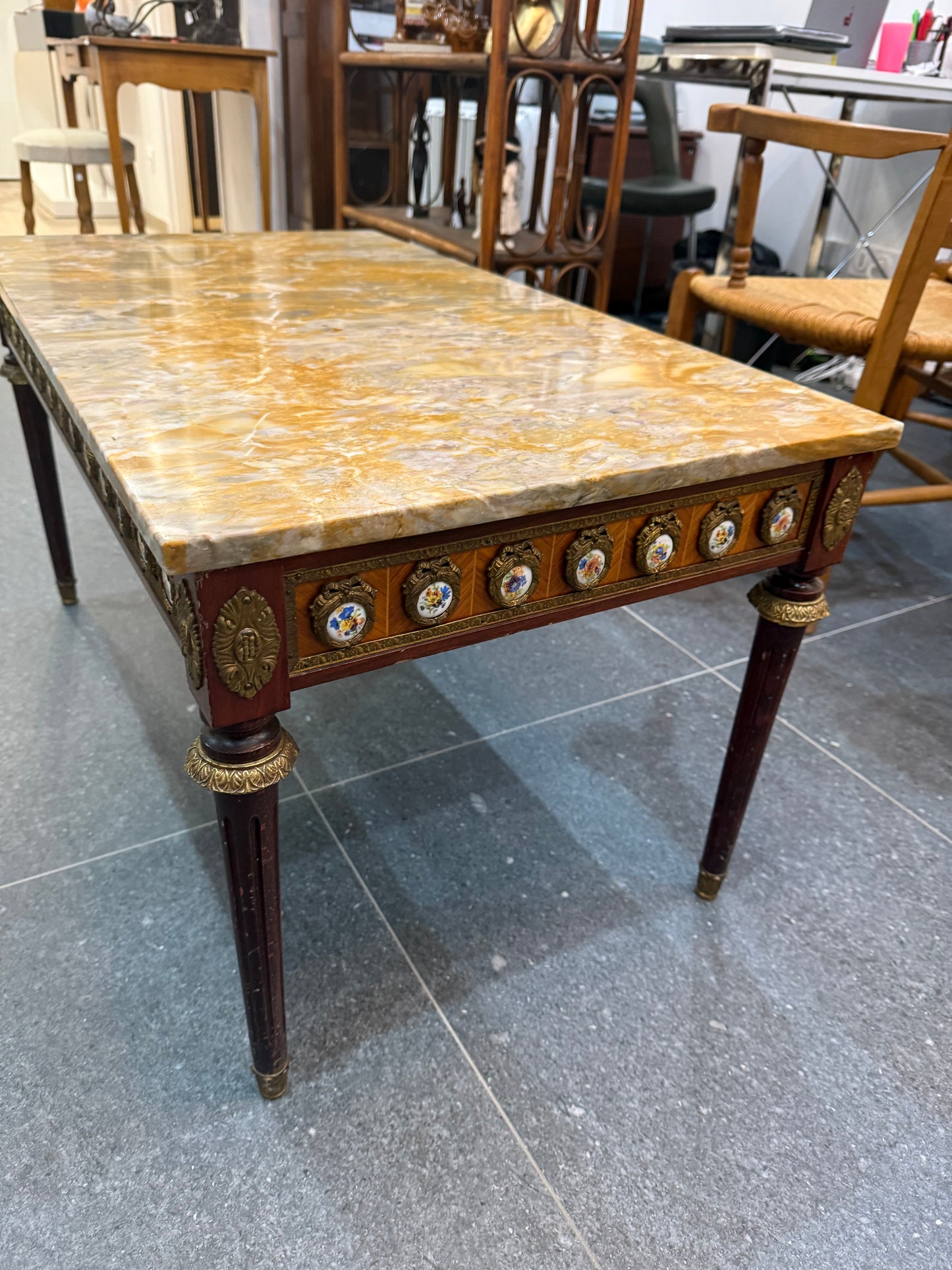 Table basse de style Louis XVI à dessus de marbre et médaillons en porcelaine - bronze