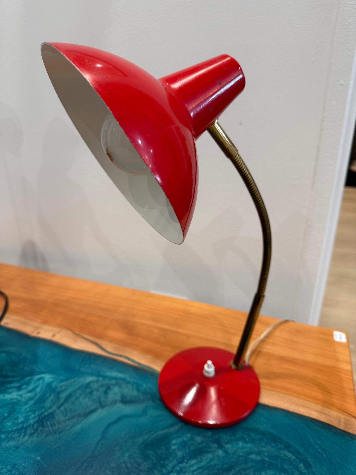 Lampe de bureau vintage Aluminor rouge – Design années 70