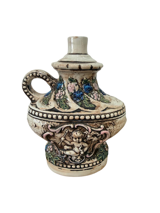 Vase / aiguière en céramique barbotine à décor angelot et fleurs en relief – Cachet sous base – H. 19 cm