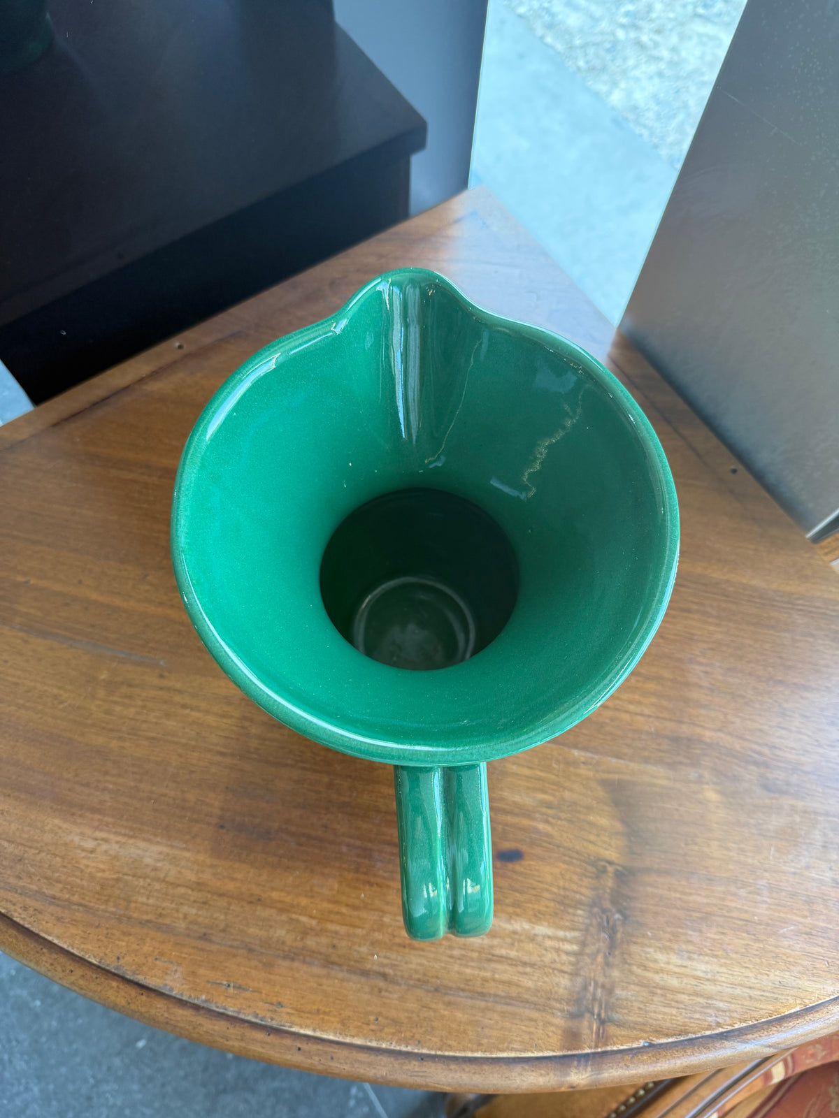 pichet / Pot à eau monumental en faïence émaillée verte – HB Quimper, période Art Déco