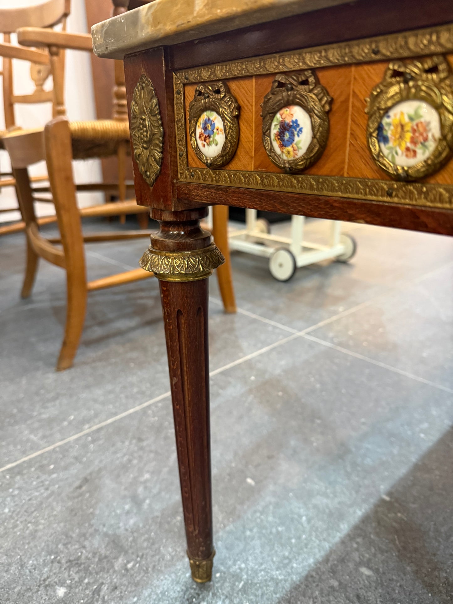 Table basse de style Louis XVI à dessus de marbre et médaillons en porcelaine - bronze