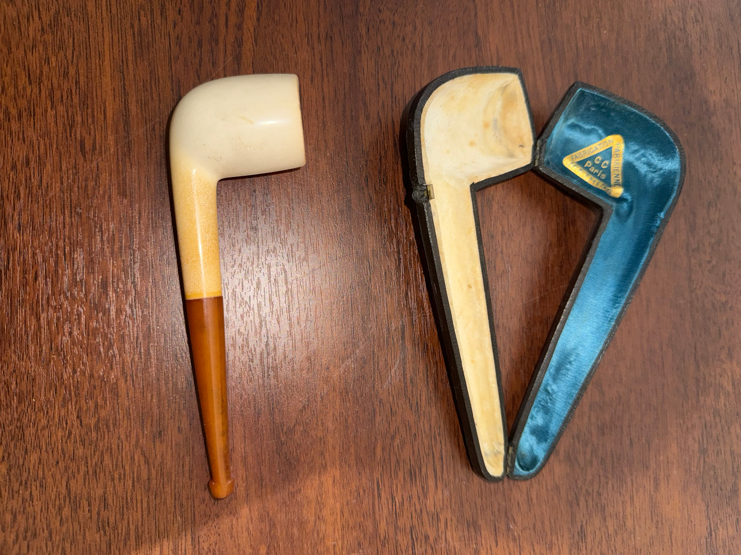 Pipe en écume de mer dans son écrin d’origine estampillée “Fabrication Parisienne C.C. Paris”.