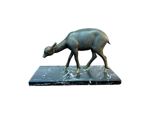Statue Art Déco en régule représentant un faon sur socle en marbre noir