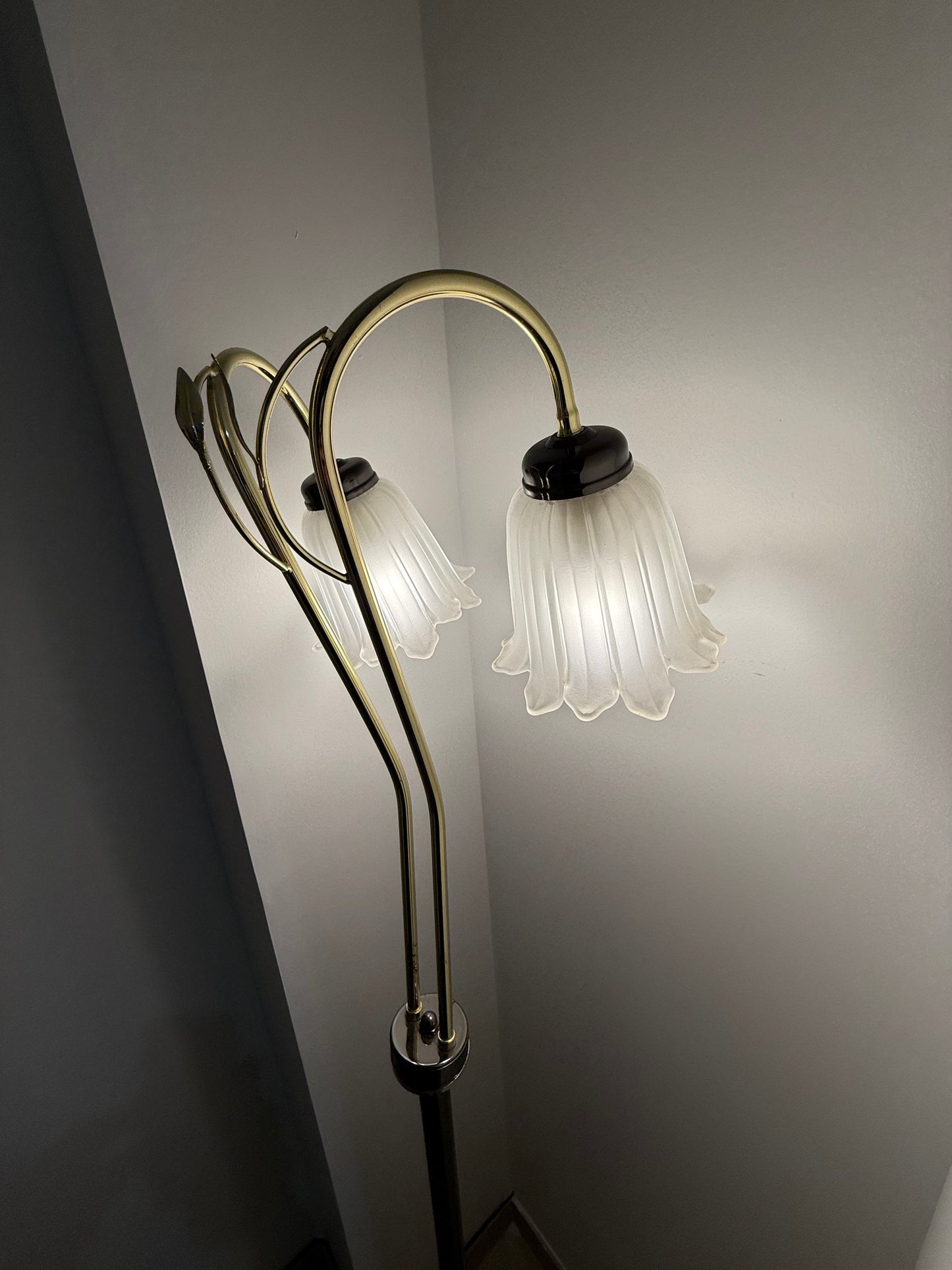Lampadaire à double tulipe en verre opalin – Laiton et chrome – Style Art Nouveau – Années 1970