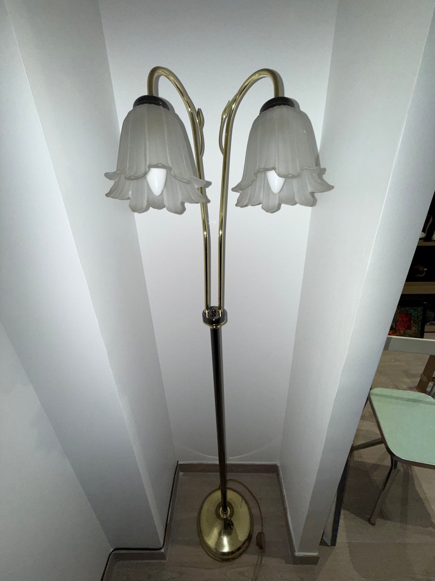 Lampadaire à double tulipe en verre opalin – Laiton et chrome – Style Art Nouveau – Années 1970