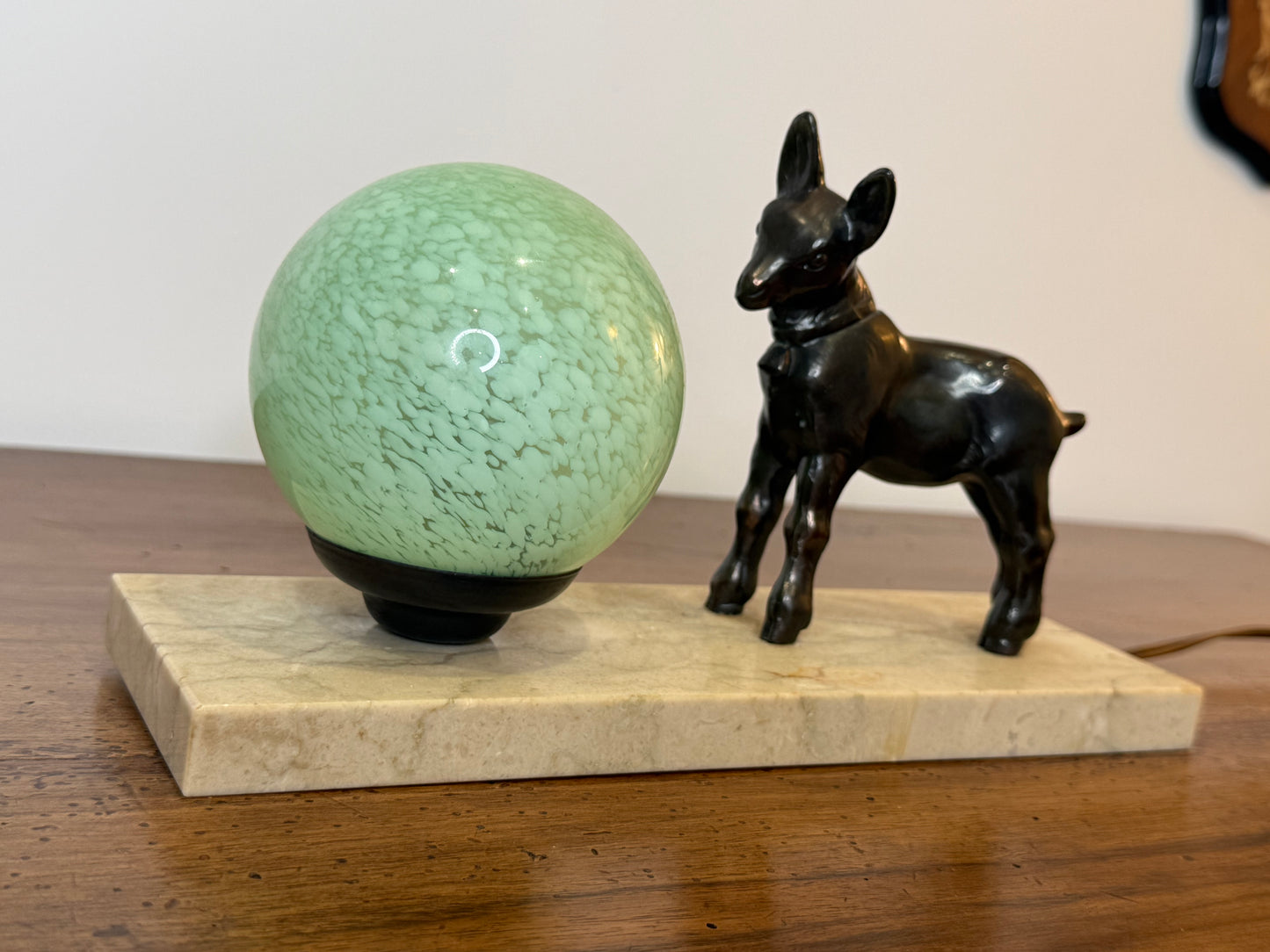 Lampe Art Déco “Faon” en régule et globe en verre – Socle en marbre