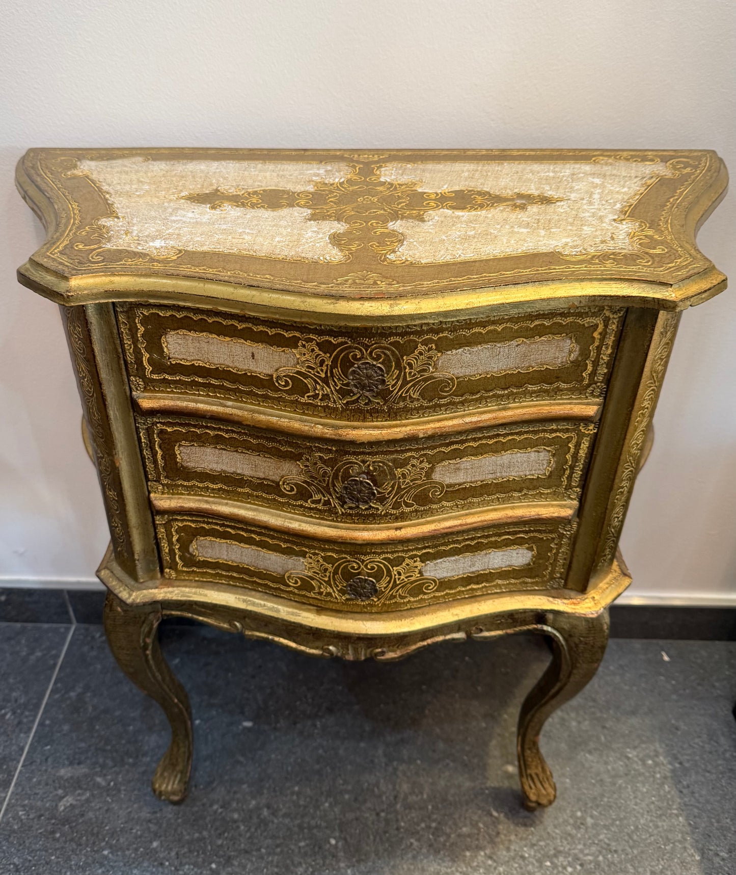 Petite commode galbée de style Louis XV en bois doré – 3 tiroirs