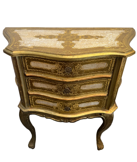 Petite commode galbée de style Louis XV en bois doré – 3 tiroirs