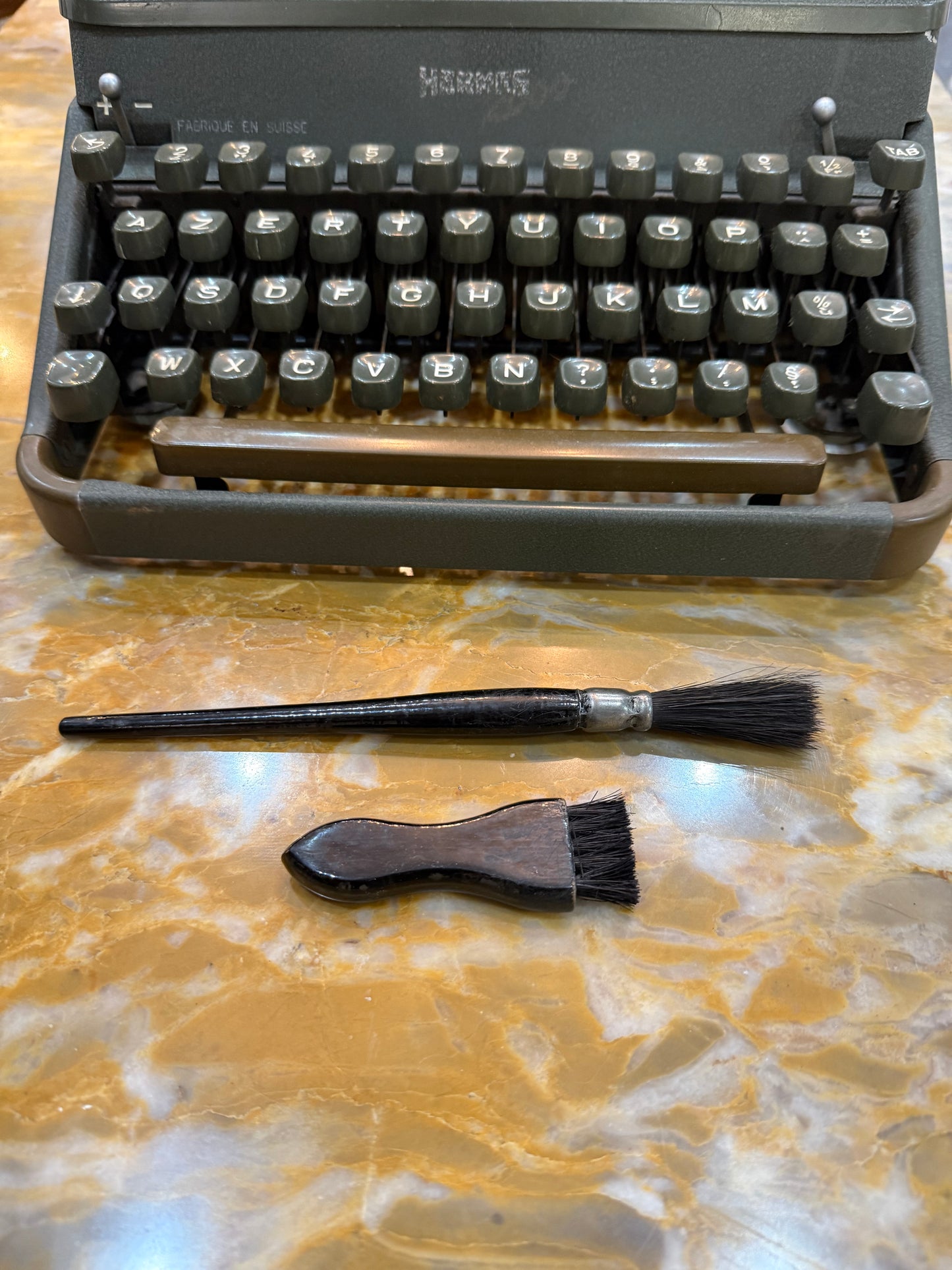 Machine à écrire vintage HERMES – Fabriquée en Suisse – Clavier AZERTY – Années 1950/1960