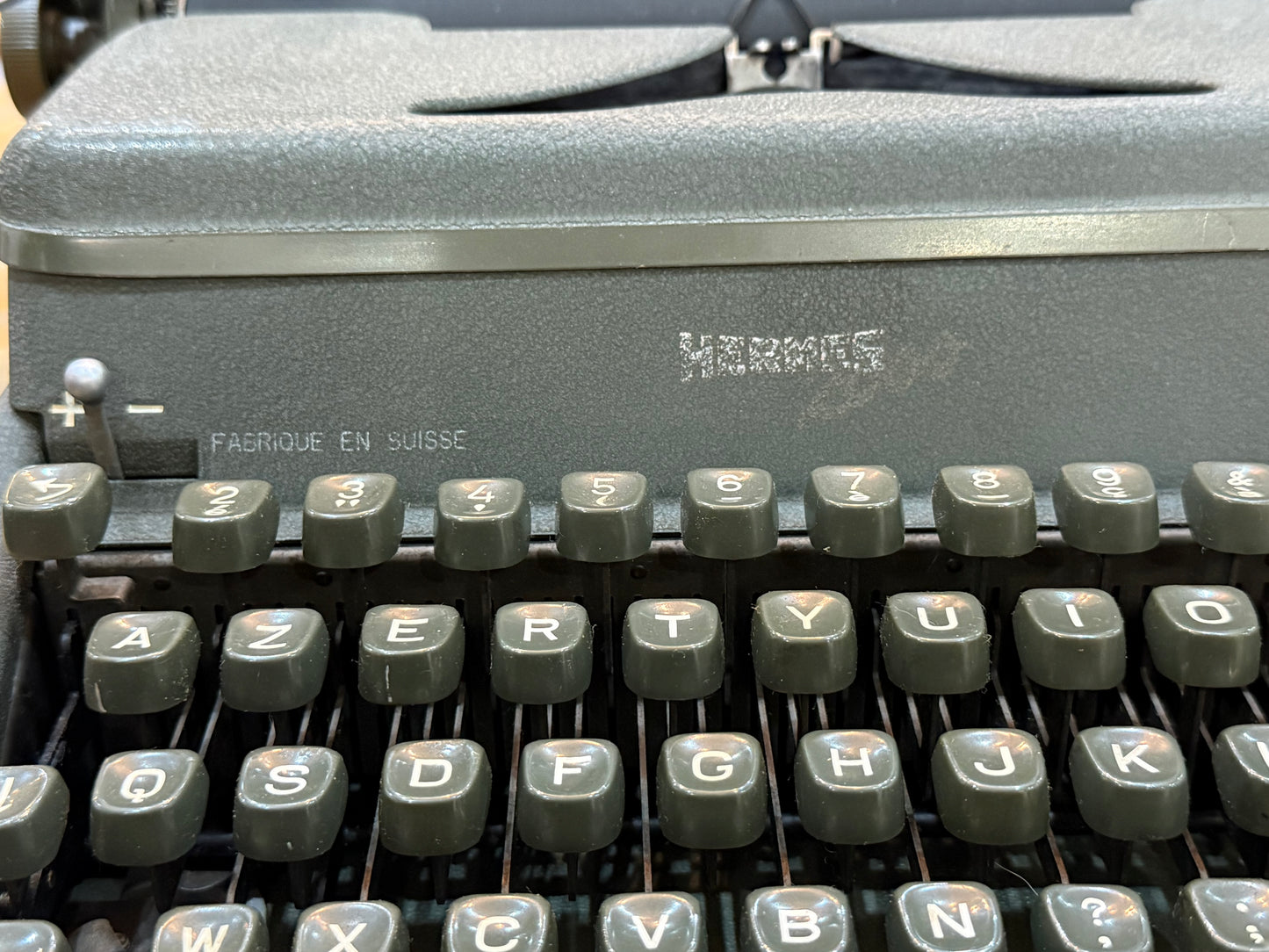 Machine à écrire vintage HERMES – Fabriquée en Suisse – Clavier AZERTY – Années 1950/1960