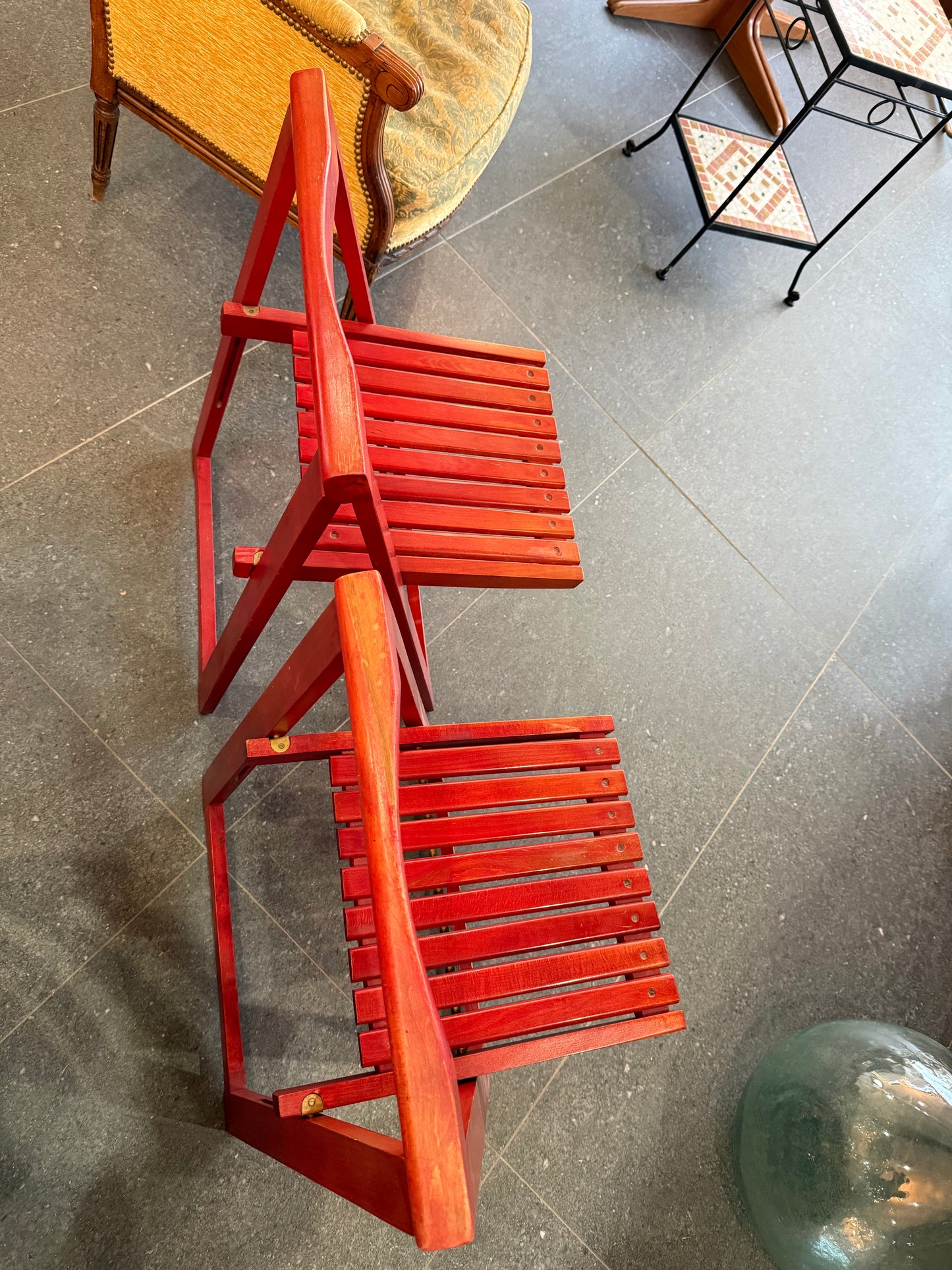 Lot de deux chaises pliantes en bois laqué rouge – Travail artisanal – Années 1980