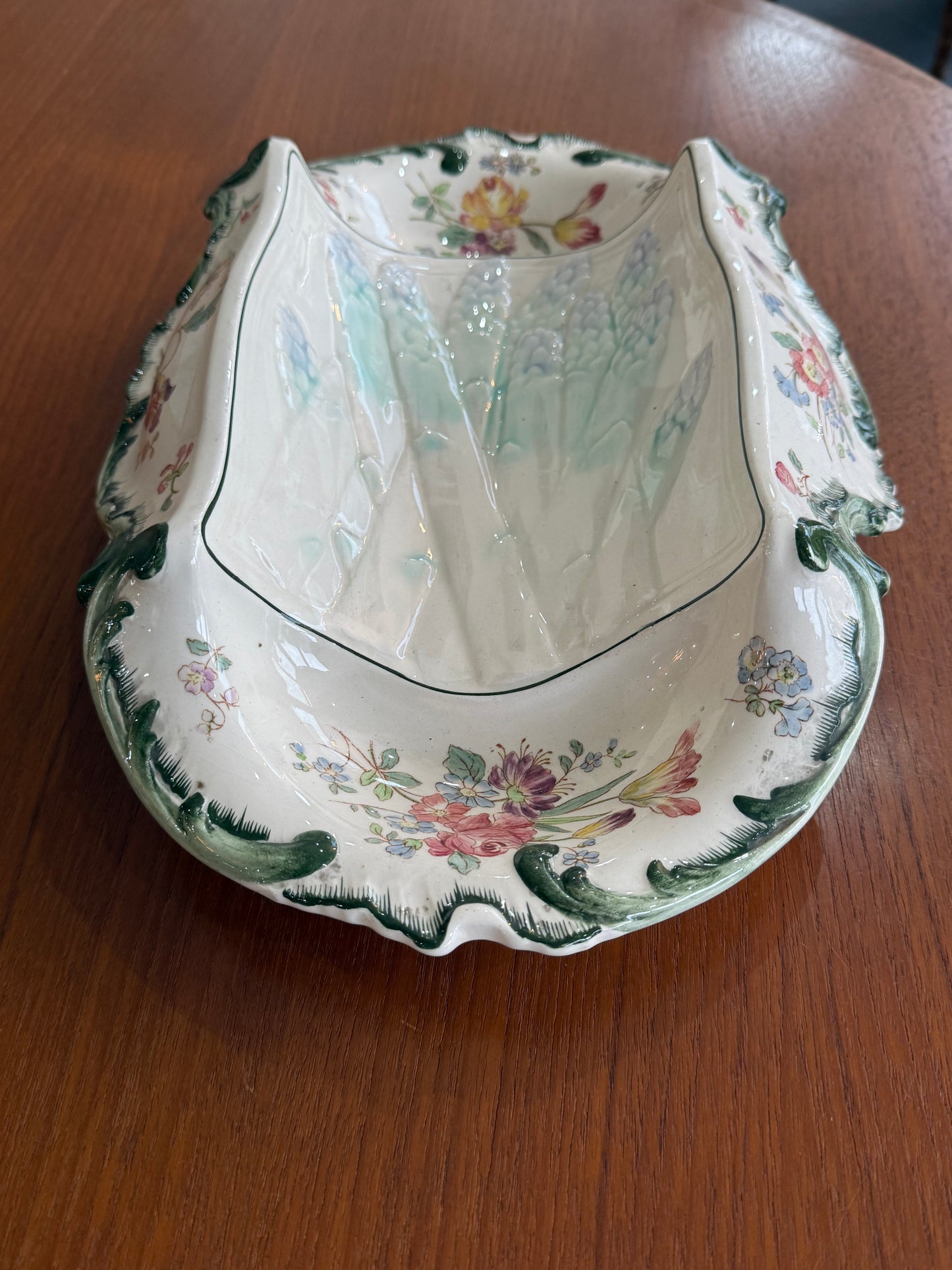 Plat ancien Longchamps Terre de Fer – Modèle 1428 – Décor floral & asperges en relief – 39 x 23 cm