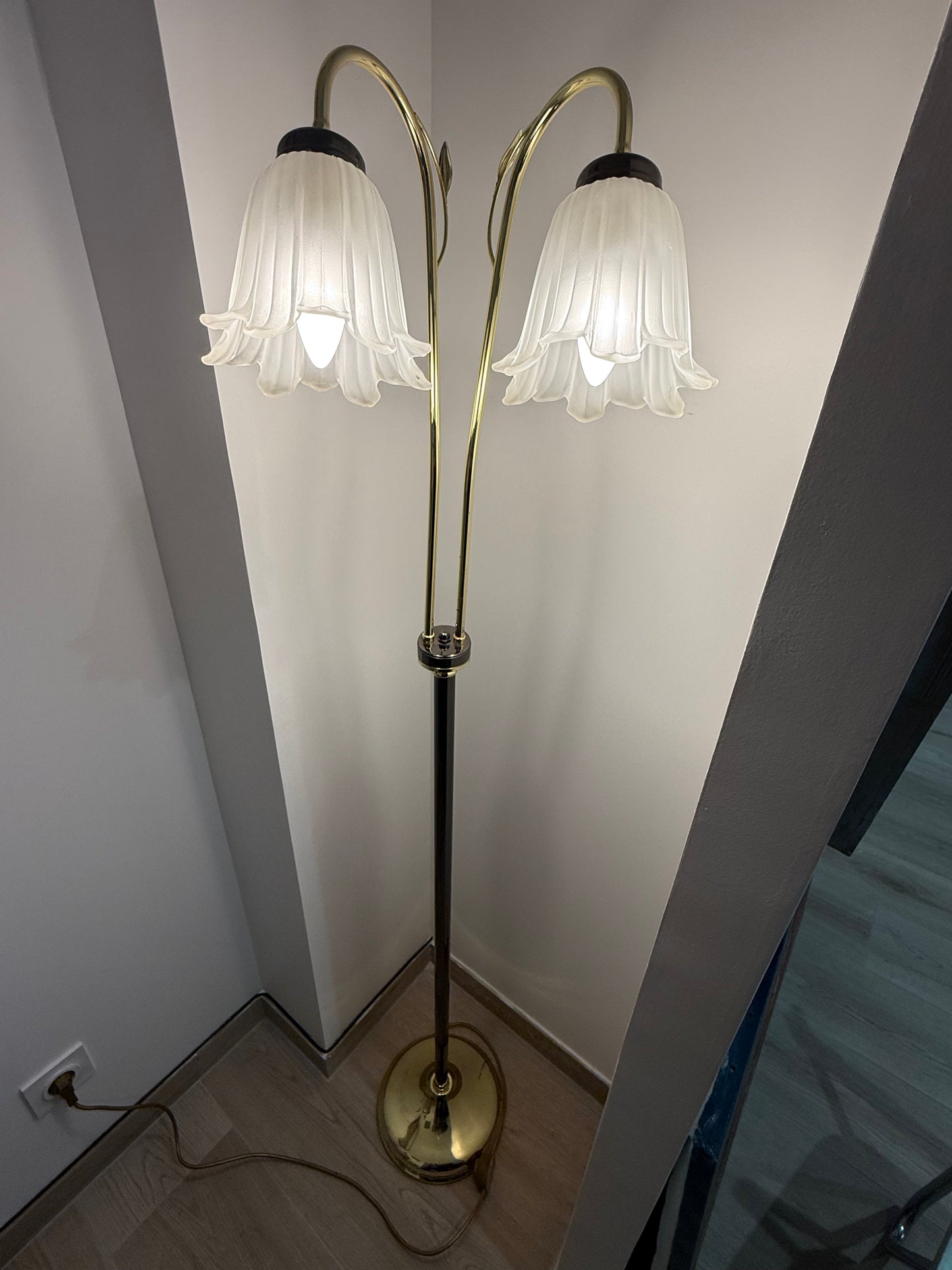 Lampadaire à double tulipe en verre opalin – Laiton et chrome – Style Art Nouveau – Années 1970