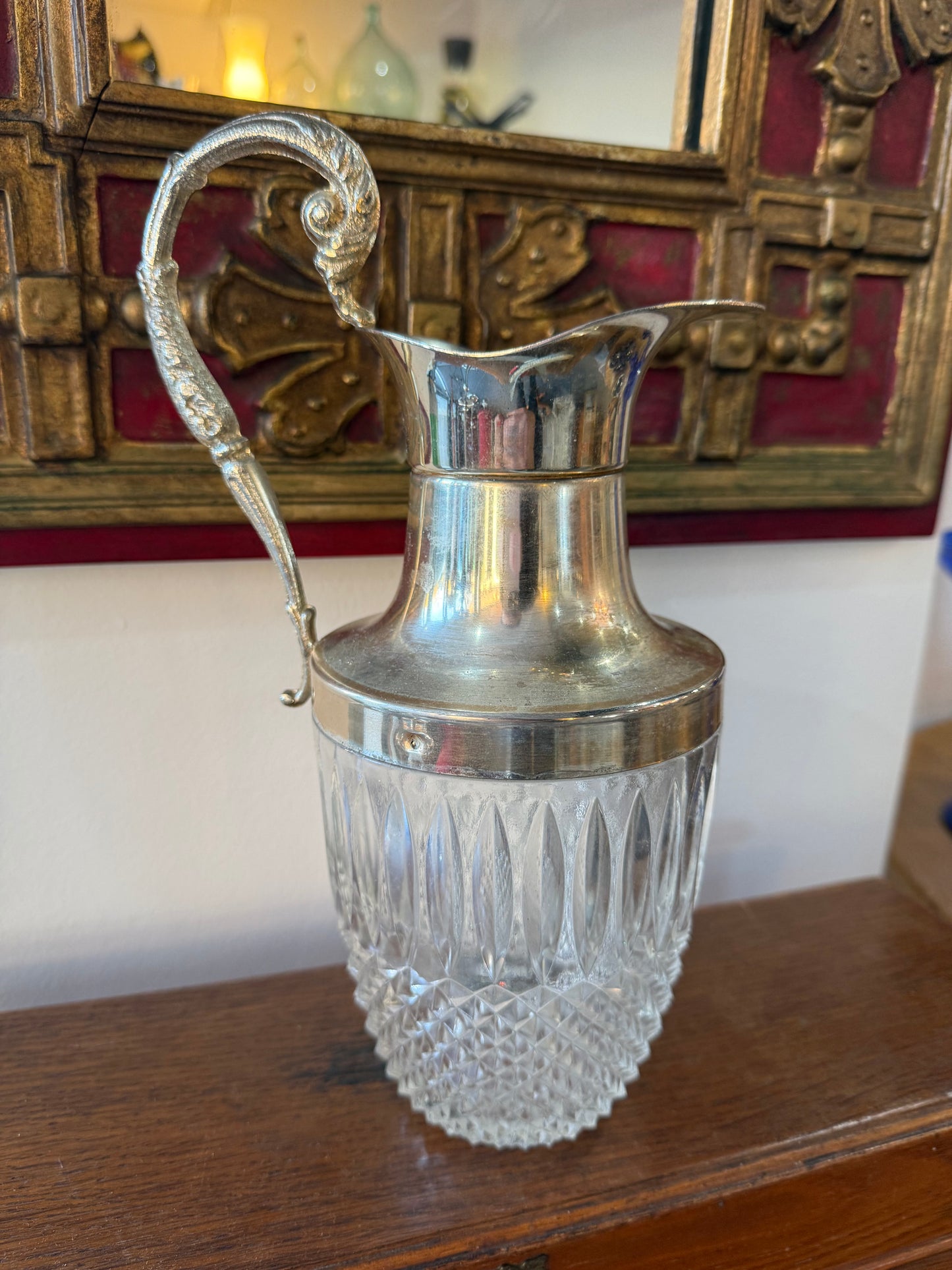 Aiguière en Cristal Taillé & Monture Métal Argenté – Travail Vintage