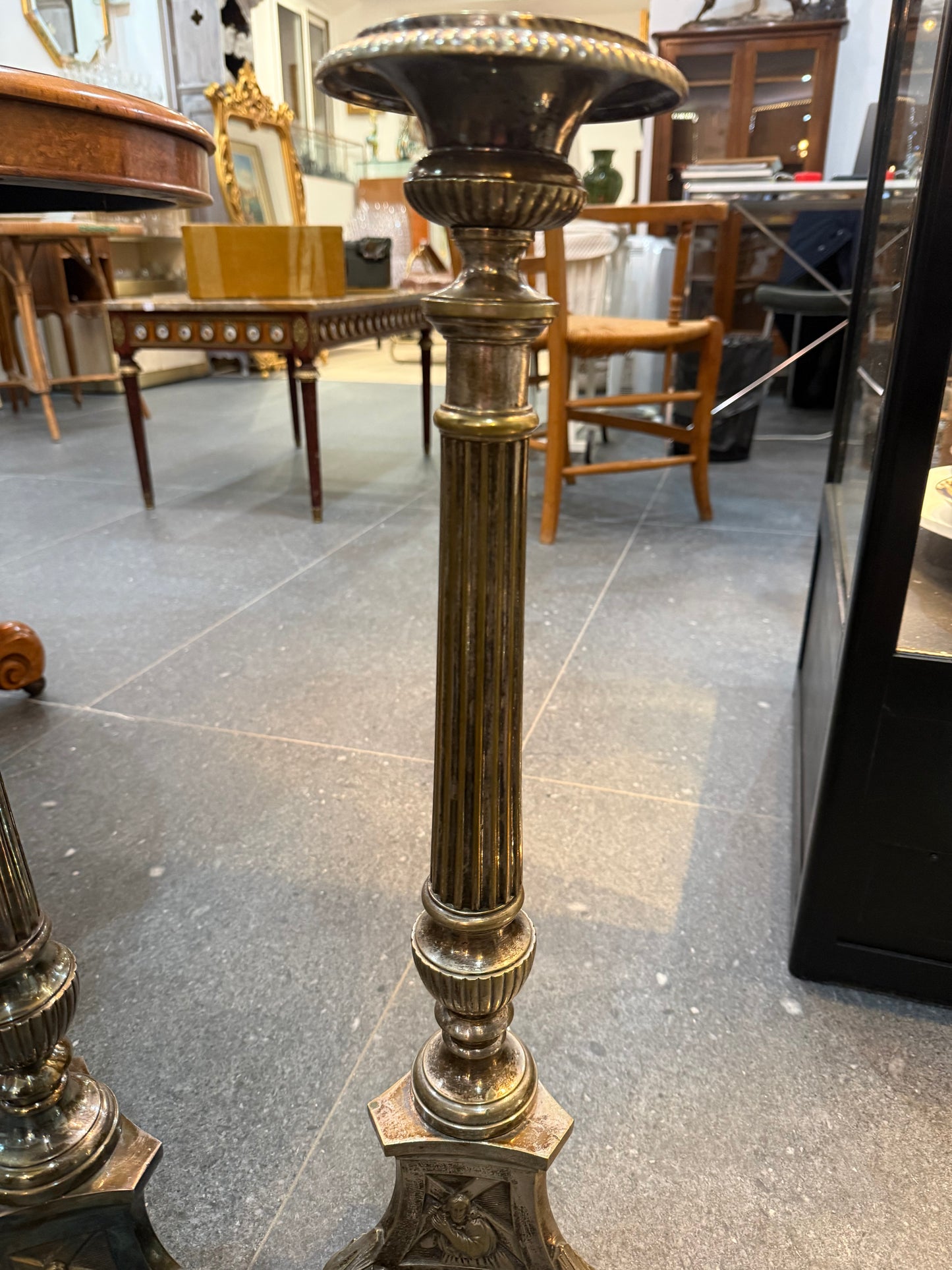 Paire de grands bougeoirs en métal argenté – Style classique – XXe siècle
