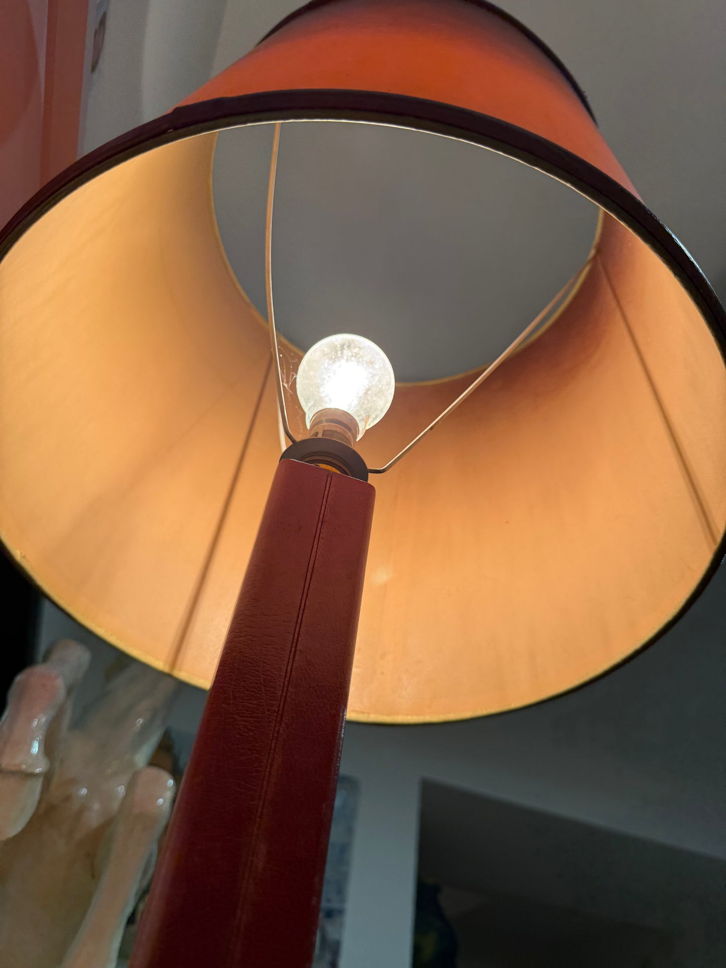 Lampe de table LE TANNEUR en cuir bordeaux – Design français – 65 cm
