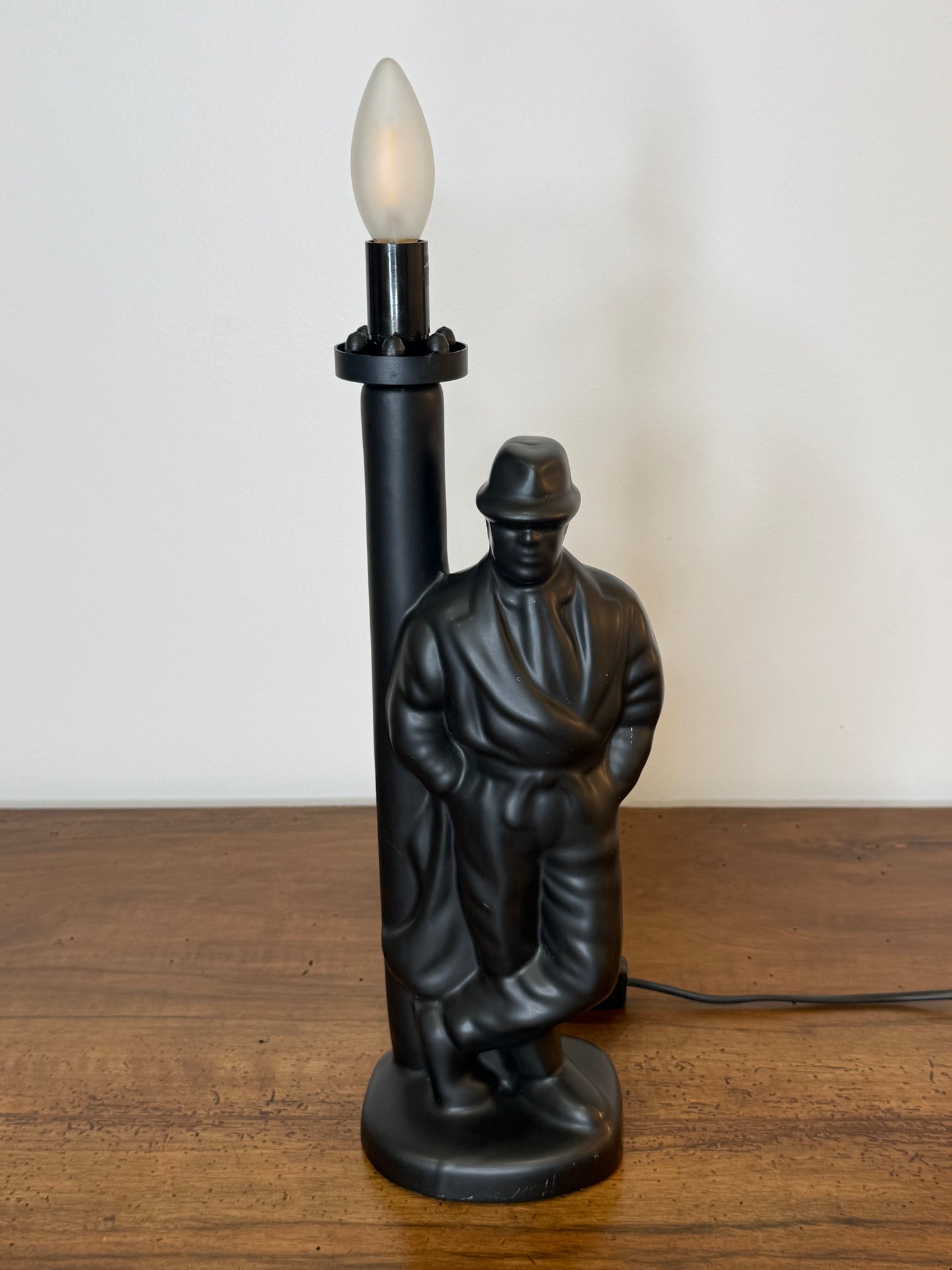 Lampe de table Art Déco en céramique noire – Personnage stylisé – 50 cm