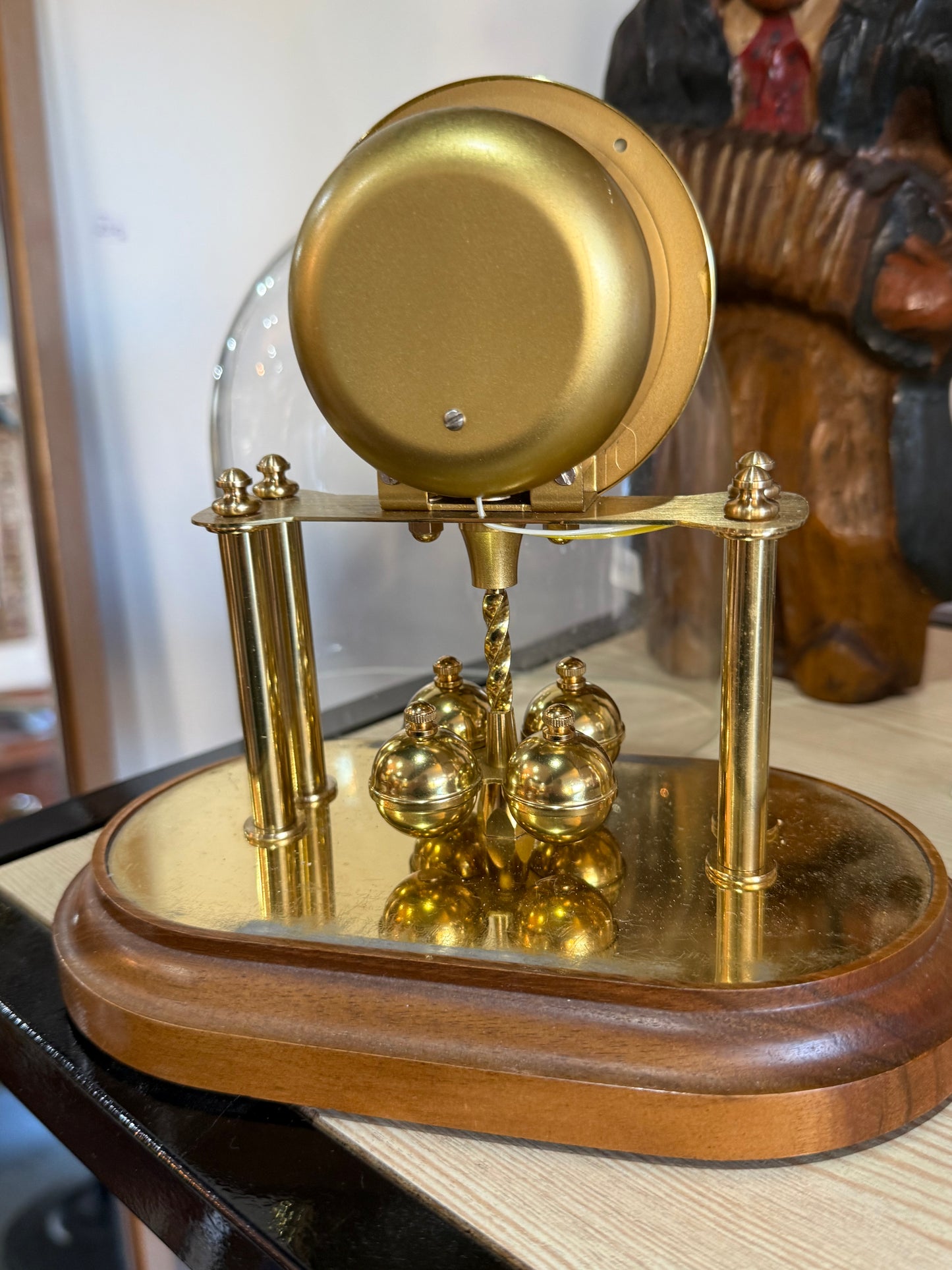Horloge Schatz sous globe en verre – Balancier rotatif – Années 1980