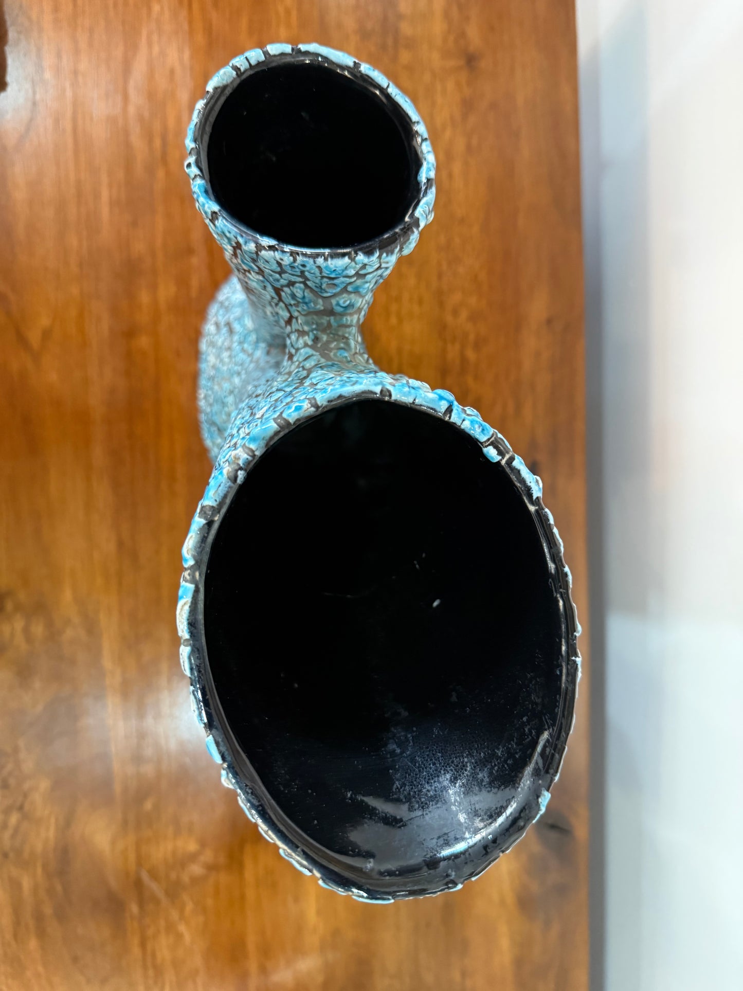 Grand vase sculptural céramique émaillée texturée bleu turquoise et noir – Double cornet – H. 31 cm