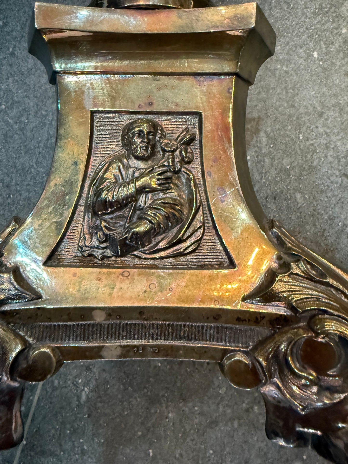 Paire de grands bougeoirs en métal argenté – Style classique – XXe siècle