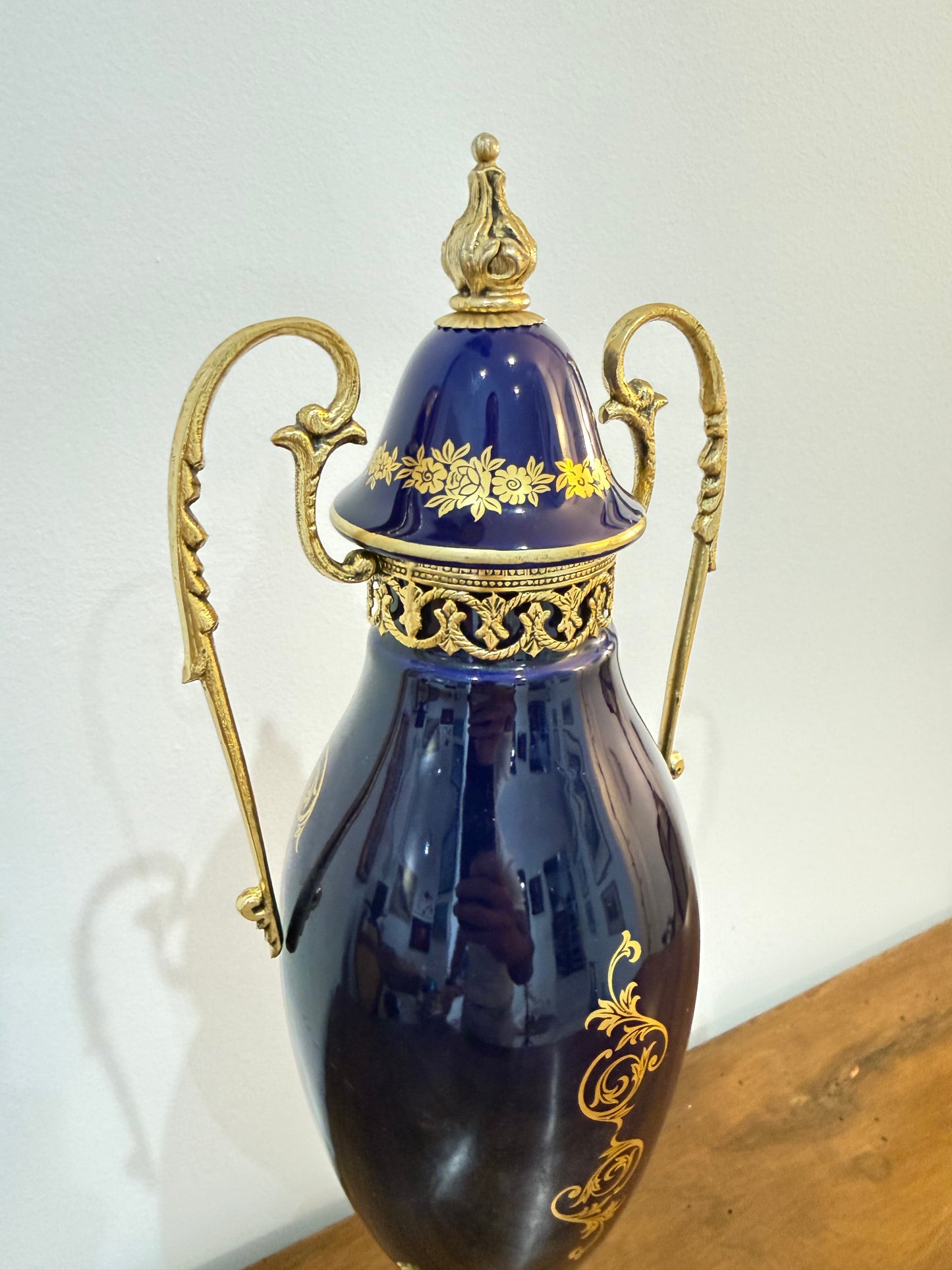 Grand vase couvert en porcelaine bleu cobalt de style Sèvres – Décor romantique – 47 cm