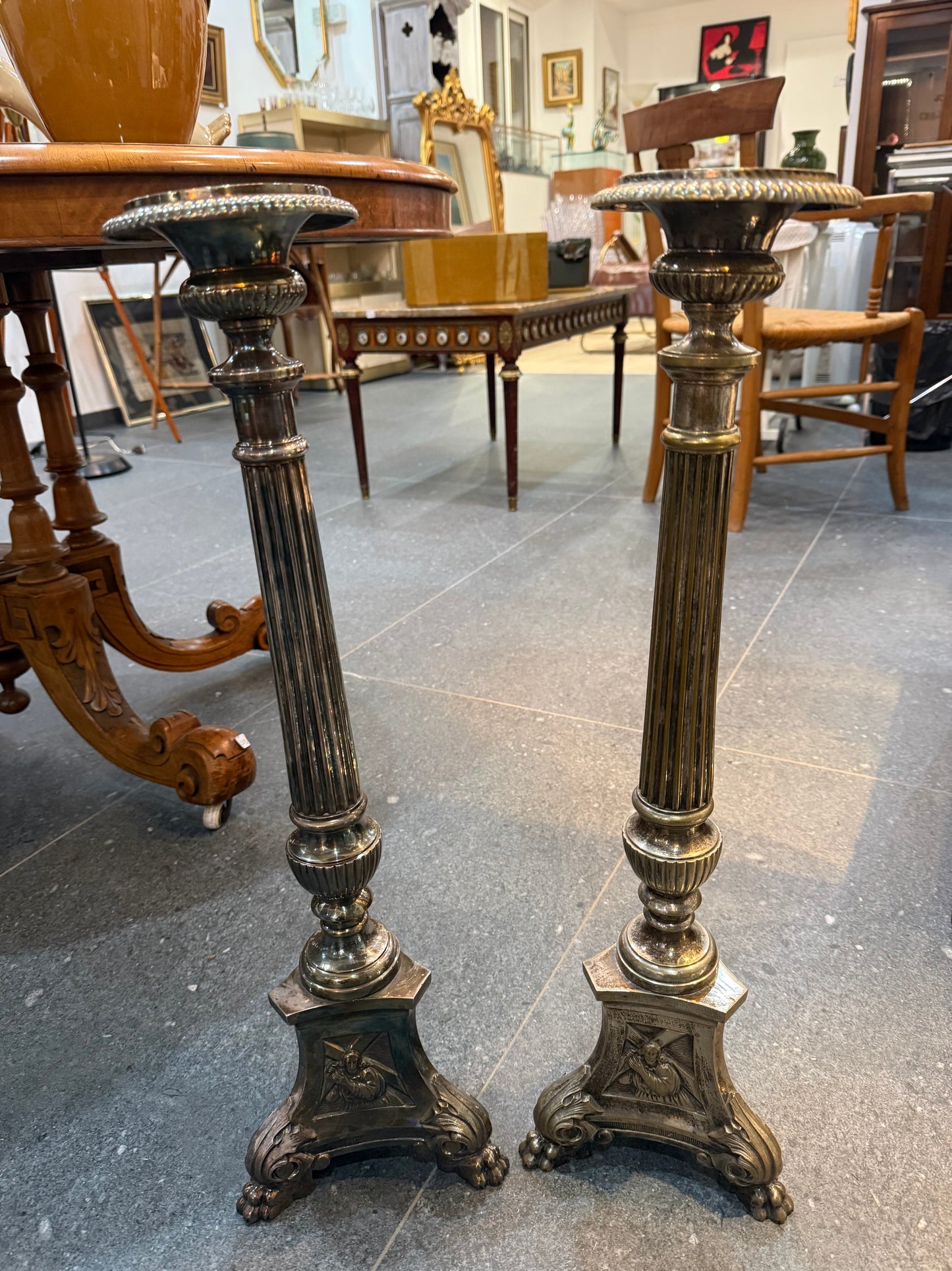 Paire de grands bougeoirs en métal argenté – Style classique – XXe siècle